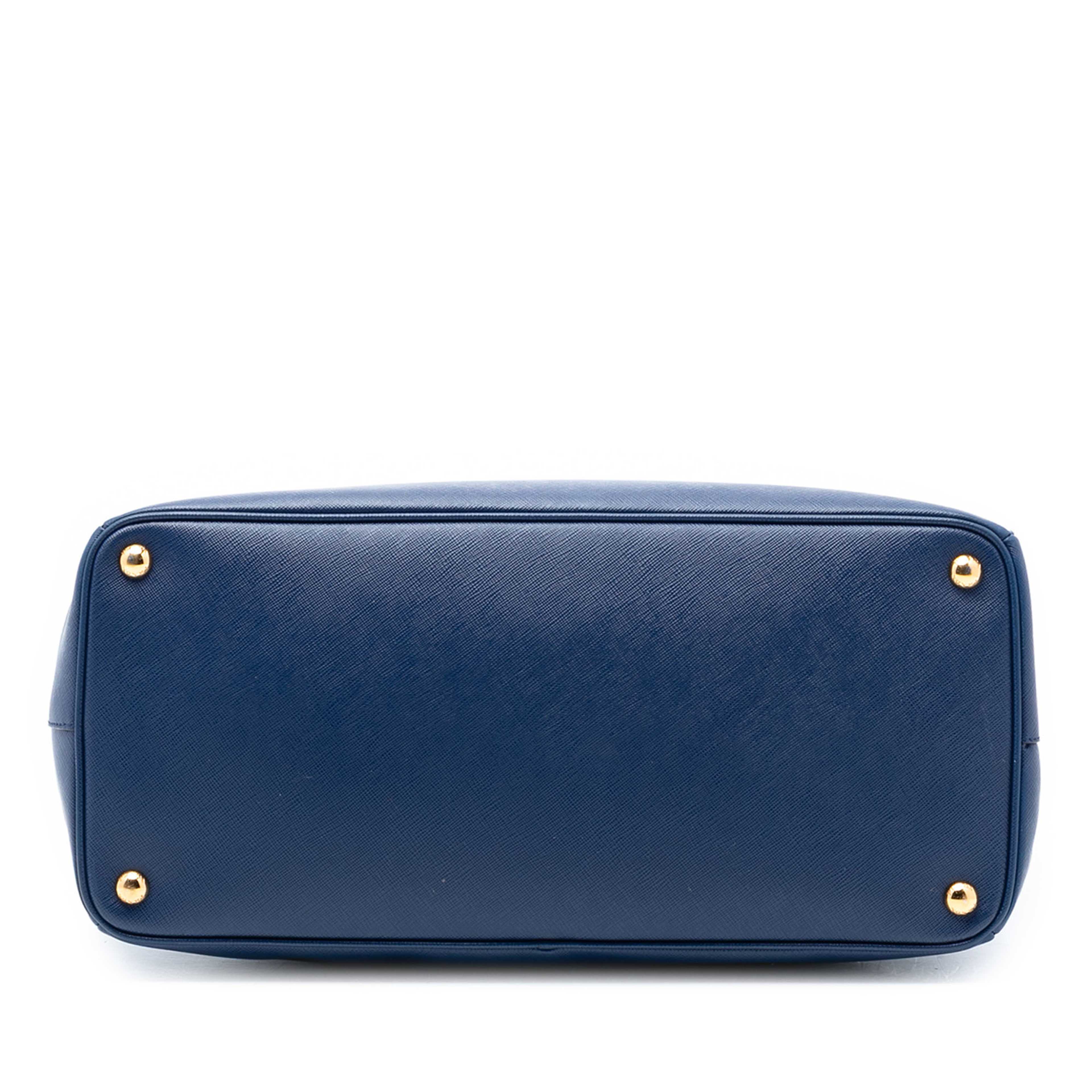 Prada Large Saffiano Lux Galleria Tote, från Luxclusif, i färgen dark blue. Klicka för att öppna bilden i stort format