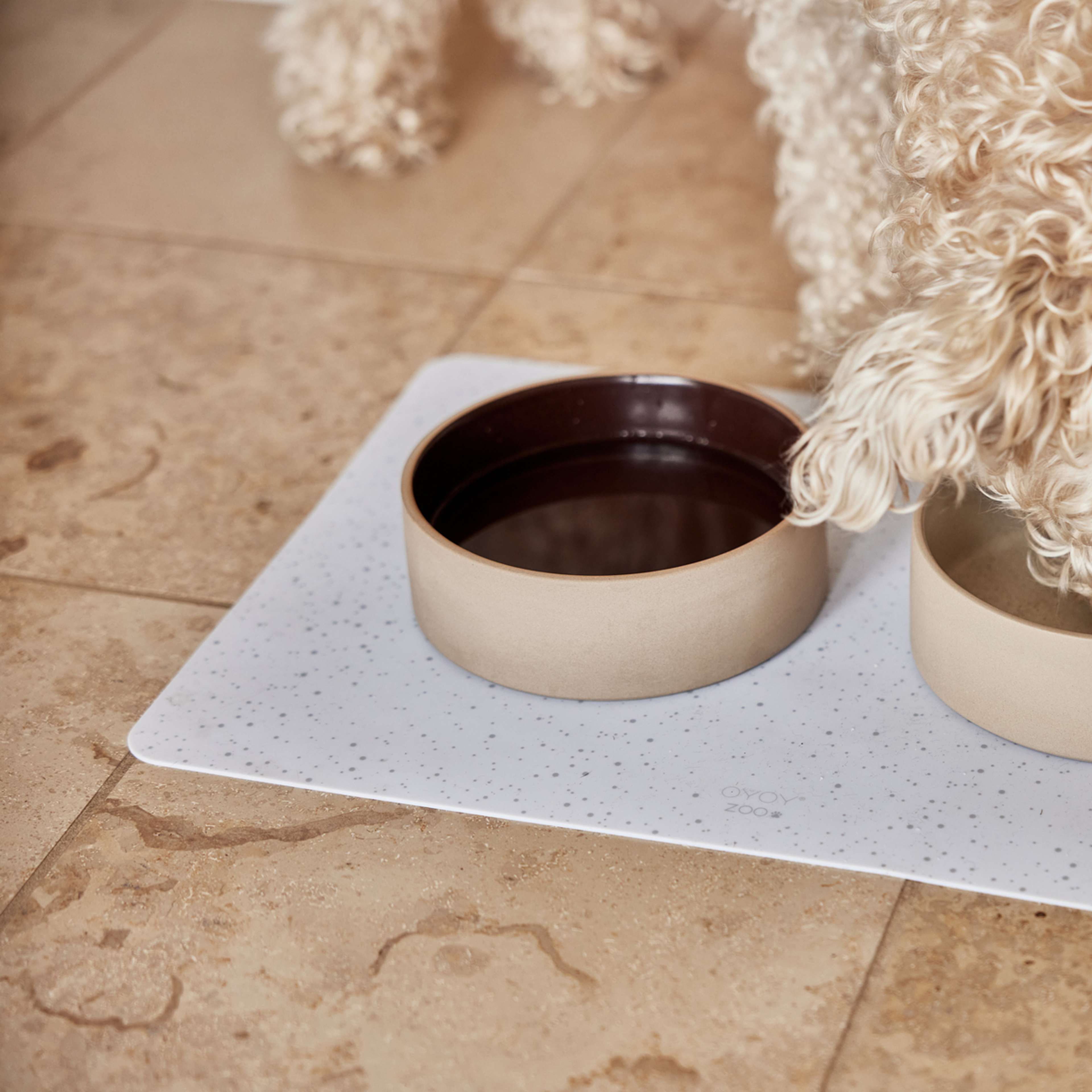 Koko Dog Bowl Mat, från OYOY Living, i färgen ice blue. Klicka för att öppna bilden i stort format
