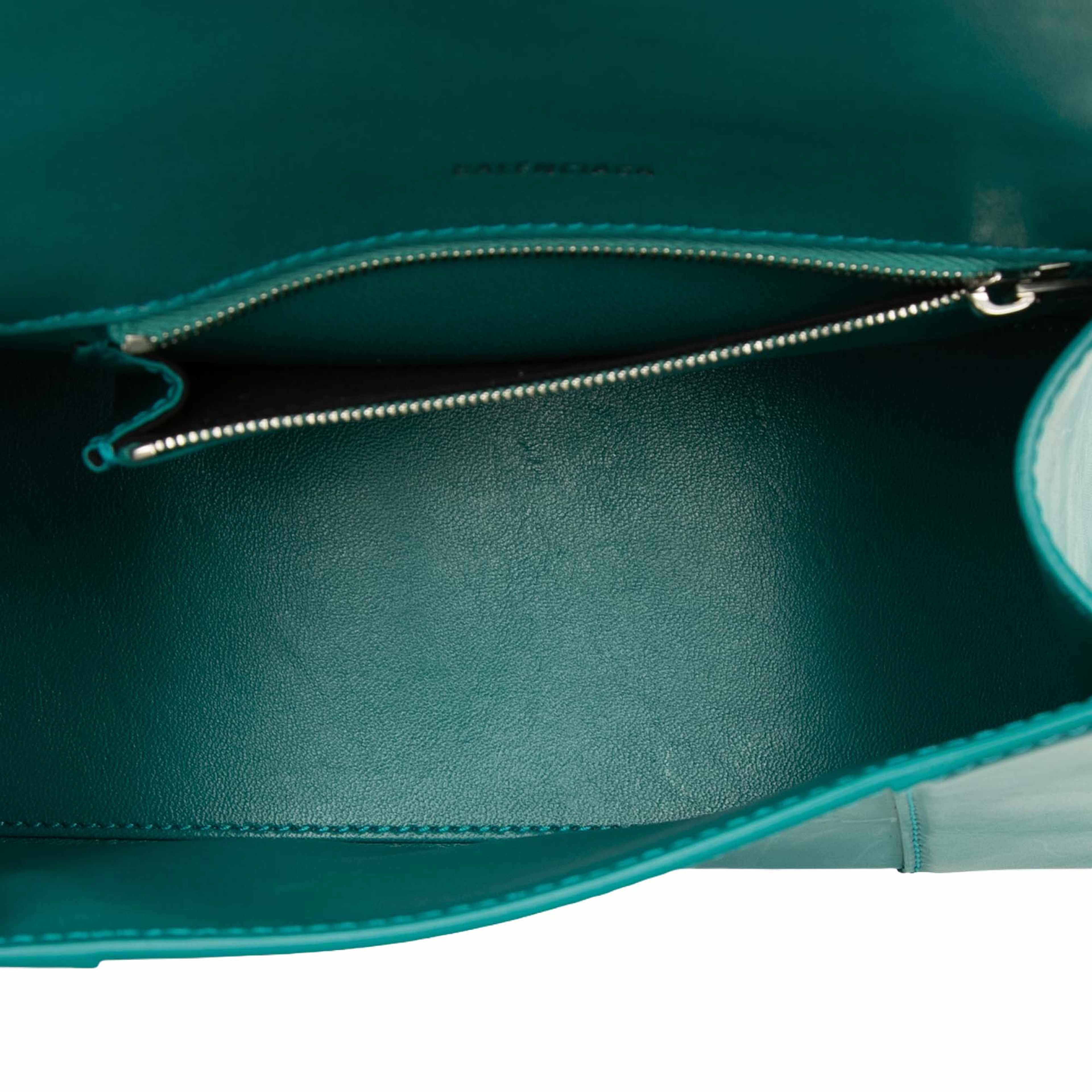 Balenciaga Small Shiny Box Calfskin Hourglass Top Handle Bag, från Luxclusif, i färgen peacock. Klicka för att öppna bilden i stort format