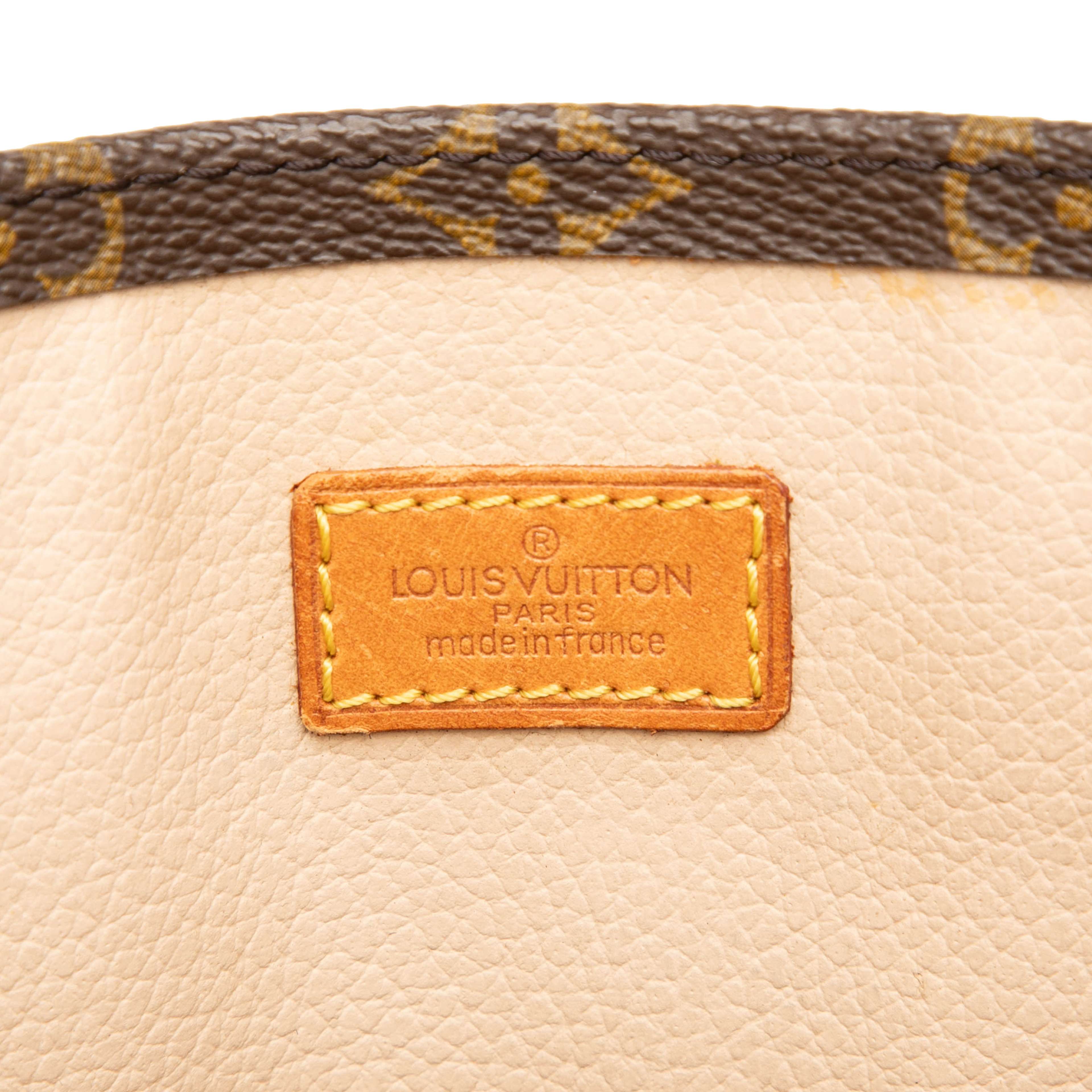 Louis Vuitton Monogram Sac Plat, från Luxclusif, i färgen brown. Klicka för att öppna bilden i stort format