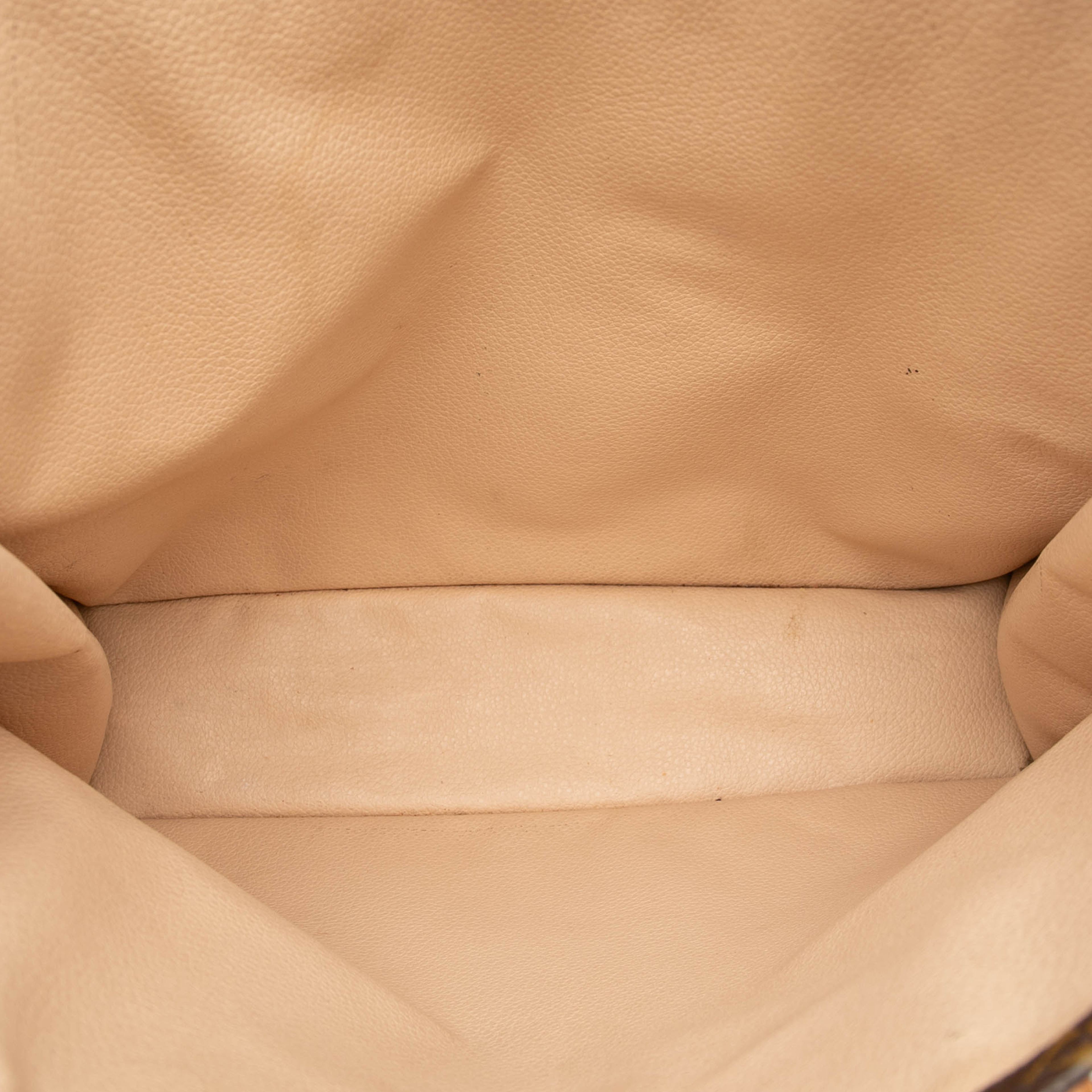 Louis Vuitton Monogram Sac Plat, från Luxclusif, i färgen brown. Klicka för att öppna bilden i stort format