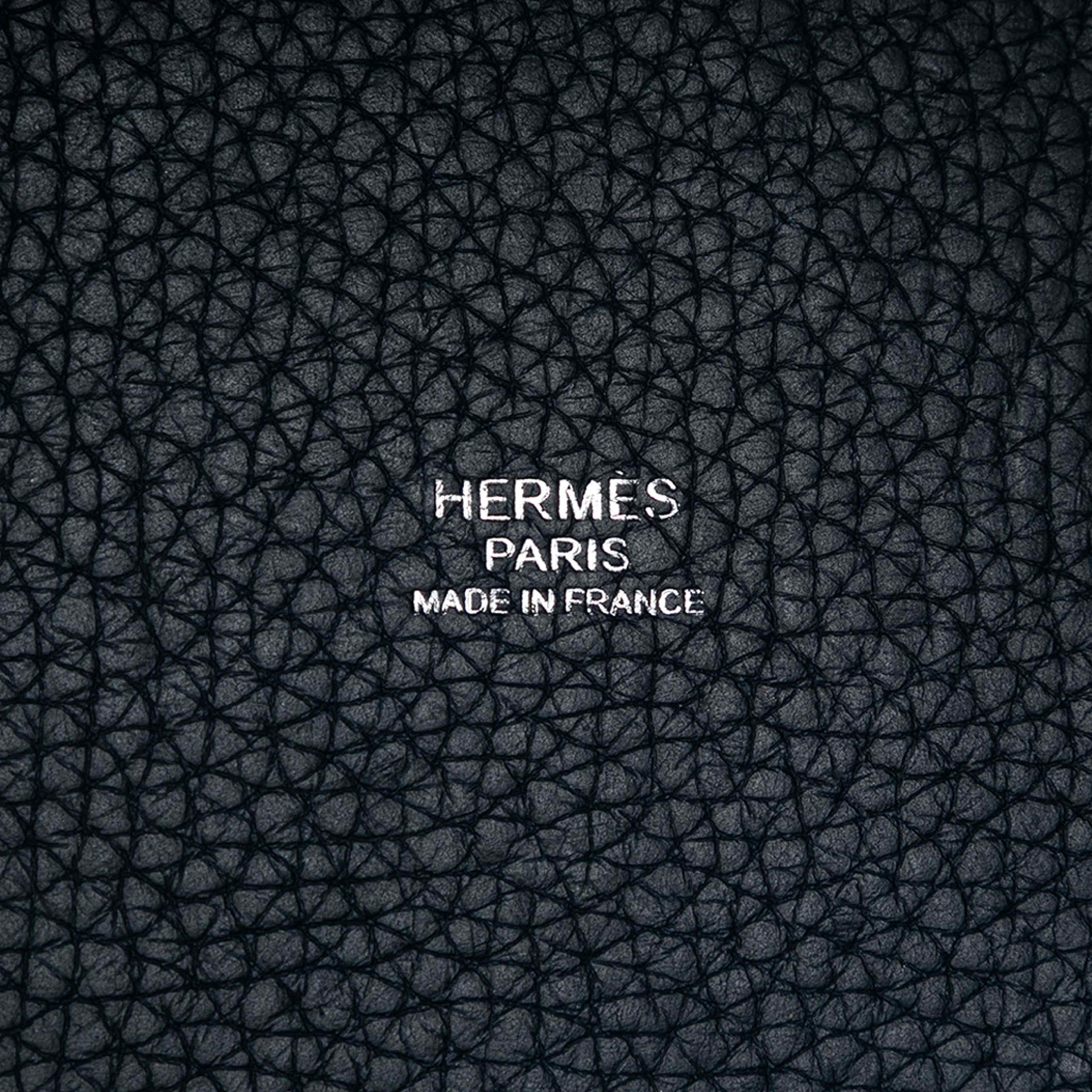 Hermès Clemence Picotin Lock 22, från Luxclusif, i färgen navy. Klicka för att öppna bilden i stort format