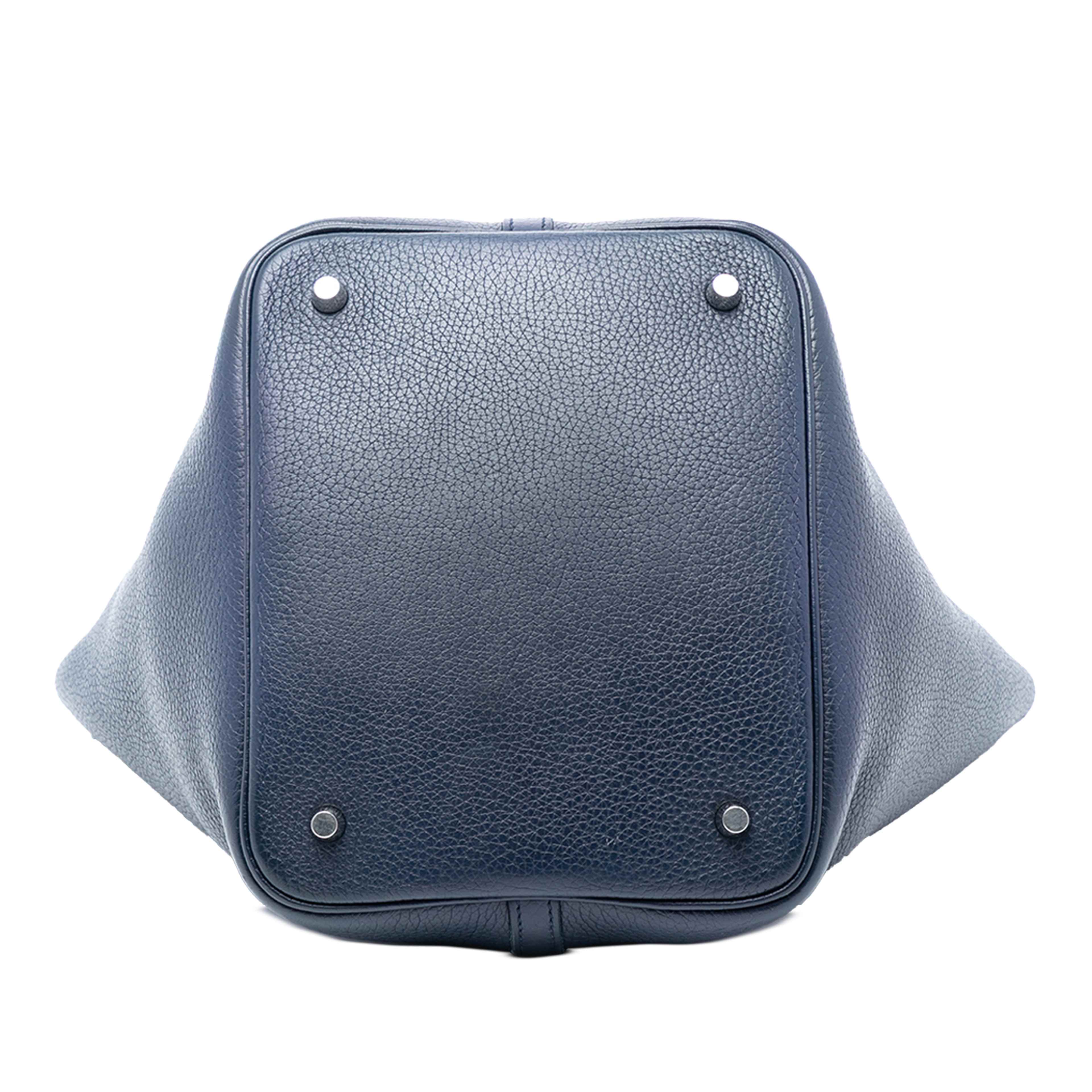 Hermès Clemence Picotin Lock 22, från Luxclusif, i färgen navy. Klicka för att öppna bilden i stort format