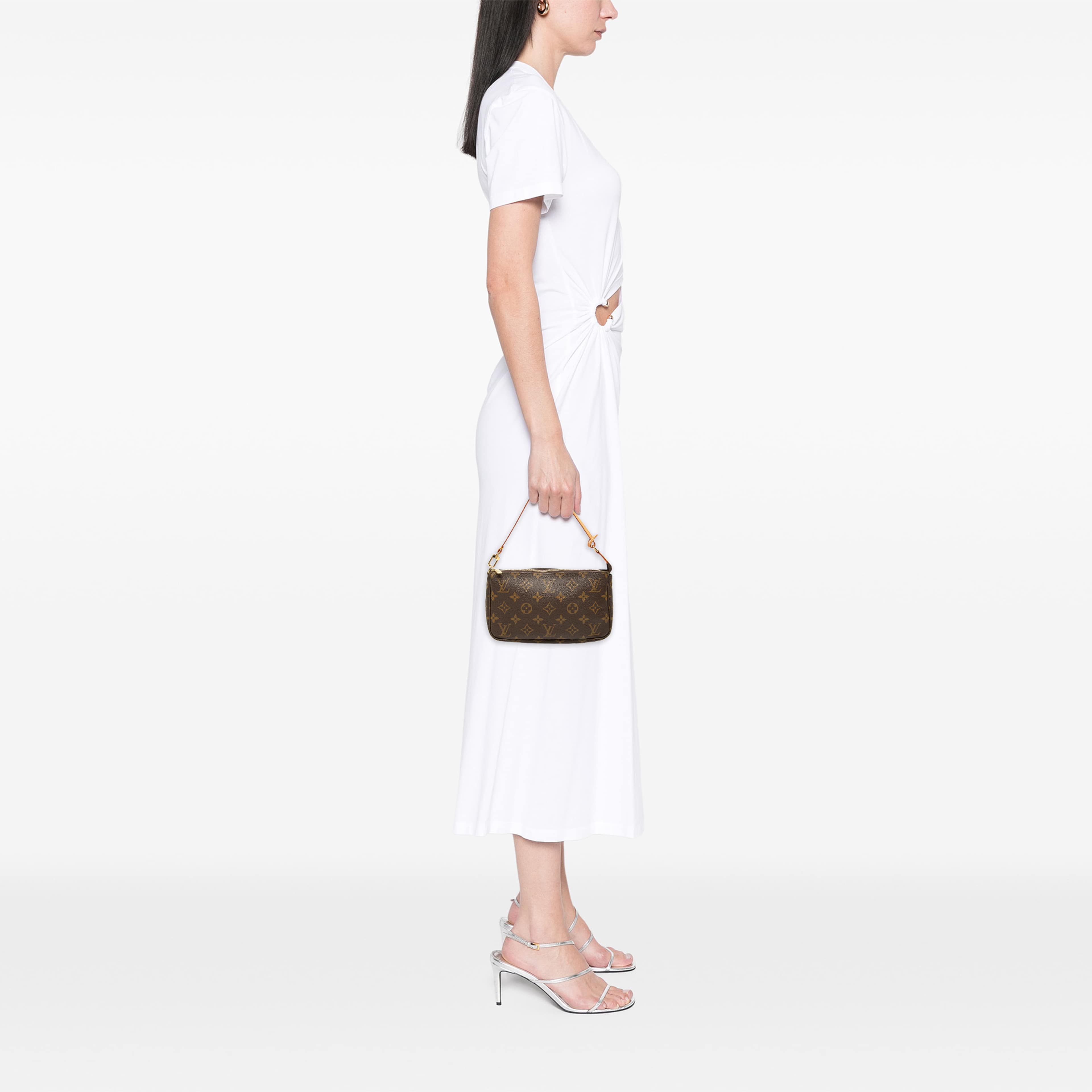 Louis Vuitton Monogram Pochette Accessoires, från Luxclusif, i färgen brun. Klicka för att öppna bilden i stort format