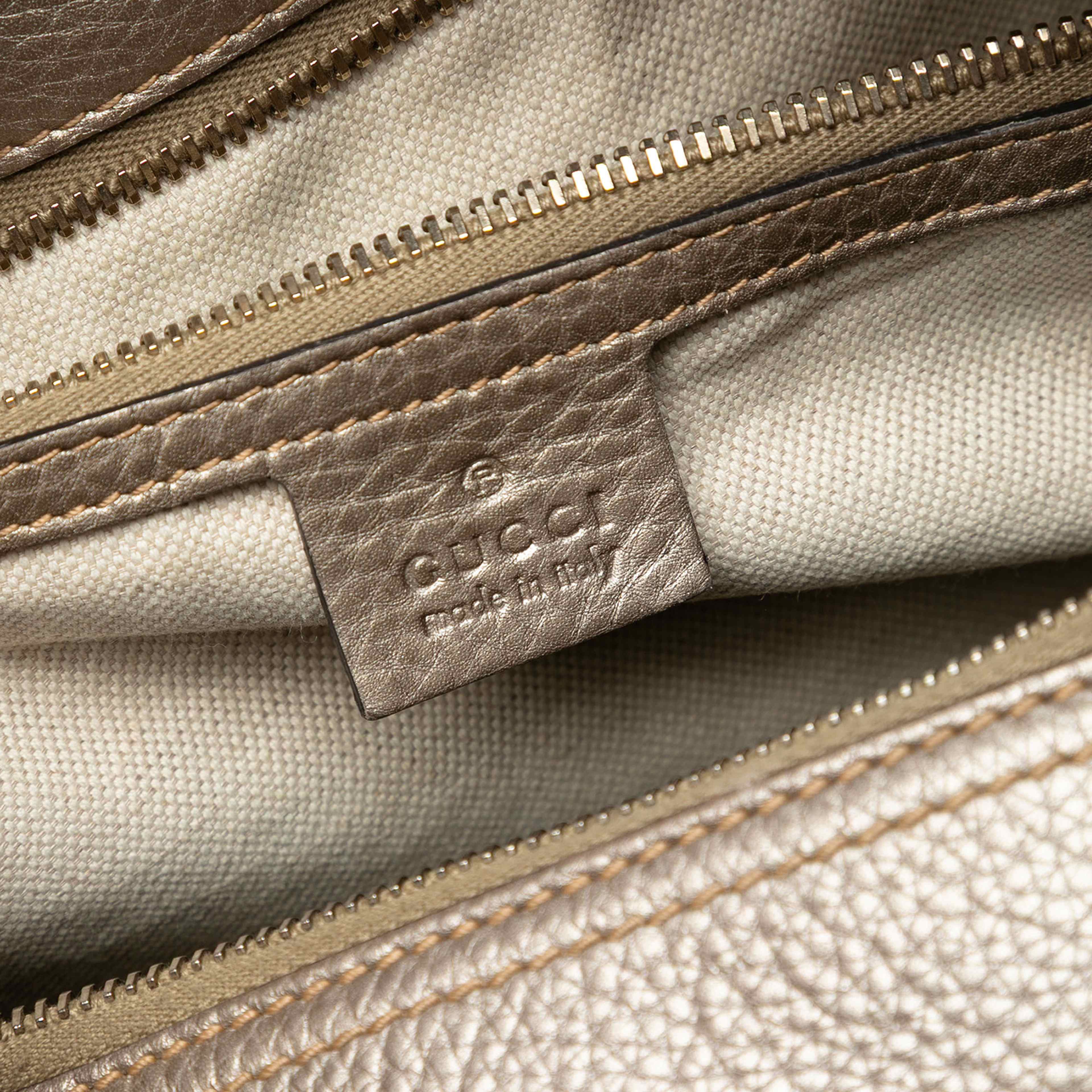 Gucci Medium Calfskin Bamboo Shopper Boston Bag, från Luxclusif, i färgen gold. Klicka för att öppna bilden i stort format