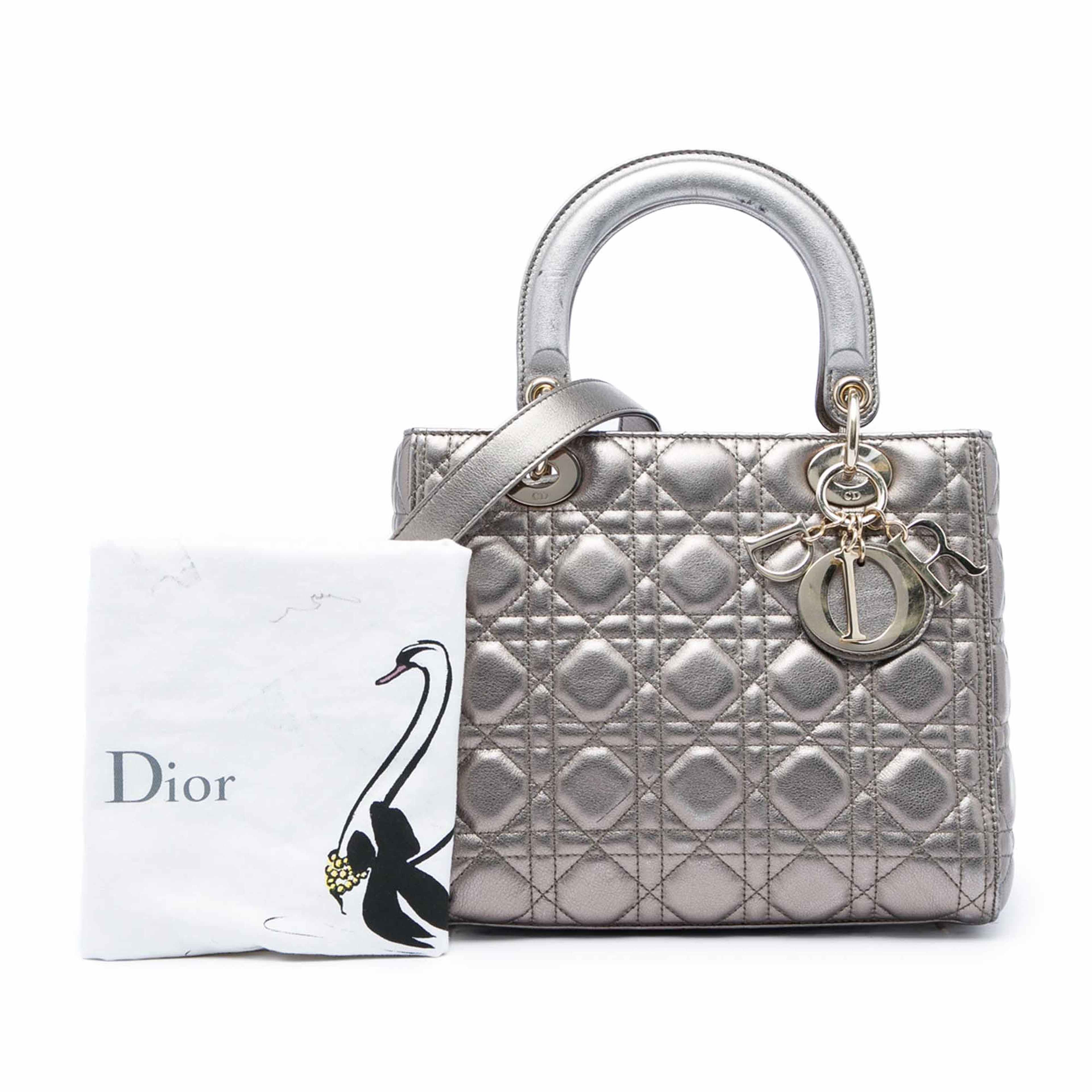 Dior Medium Metallic Lambskin Cannage Lady Dior, från Luxclusif, i färgen silver. Klicka för att öppna bilden i stort format