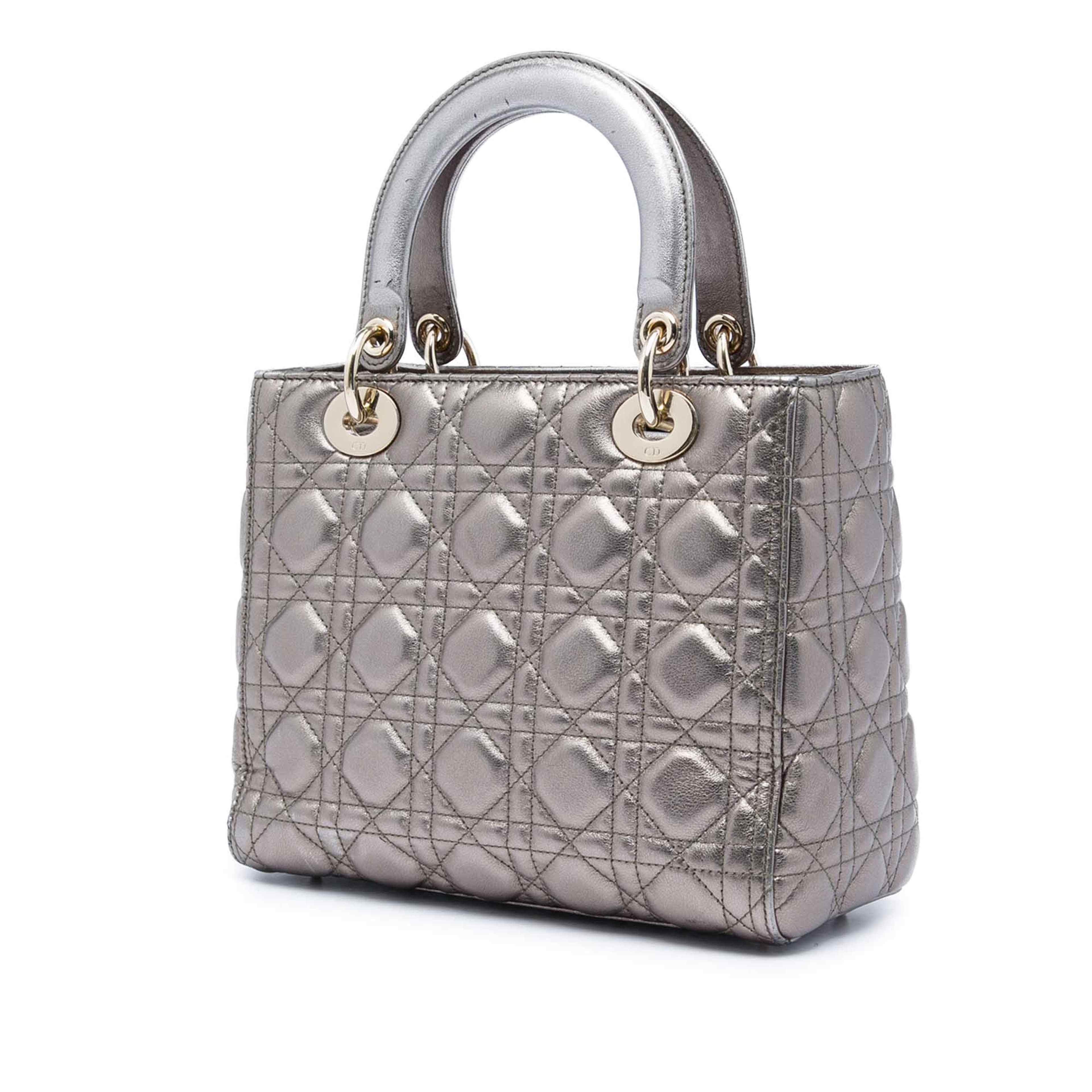 Dior Medium Metallic Lambskin Cannage Lady Dior, från Luxclusif, i färgen silver. Klicka för att öppna bilden i stort format