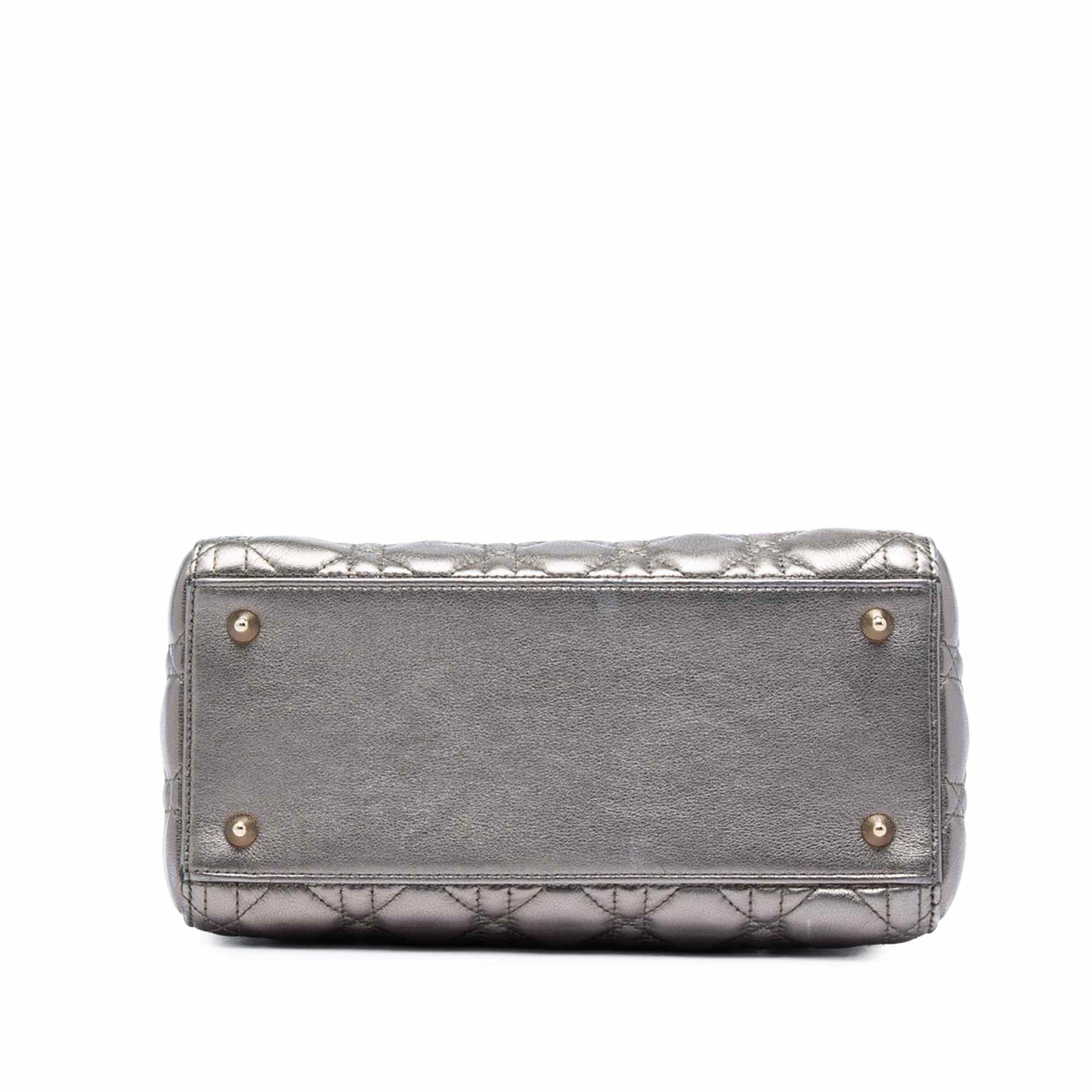 Dior Medium Metallic Lambskin Cannage Lady Dior, från Luxclusif, i färgen silver. Klicka för att öppna bilden i stort format