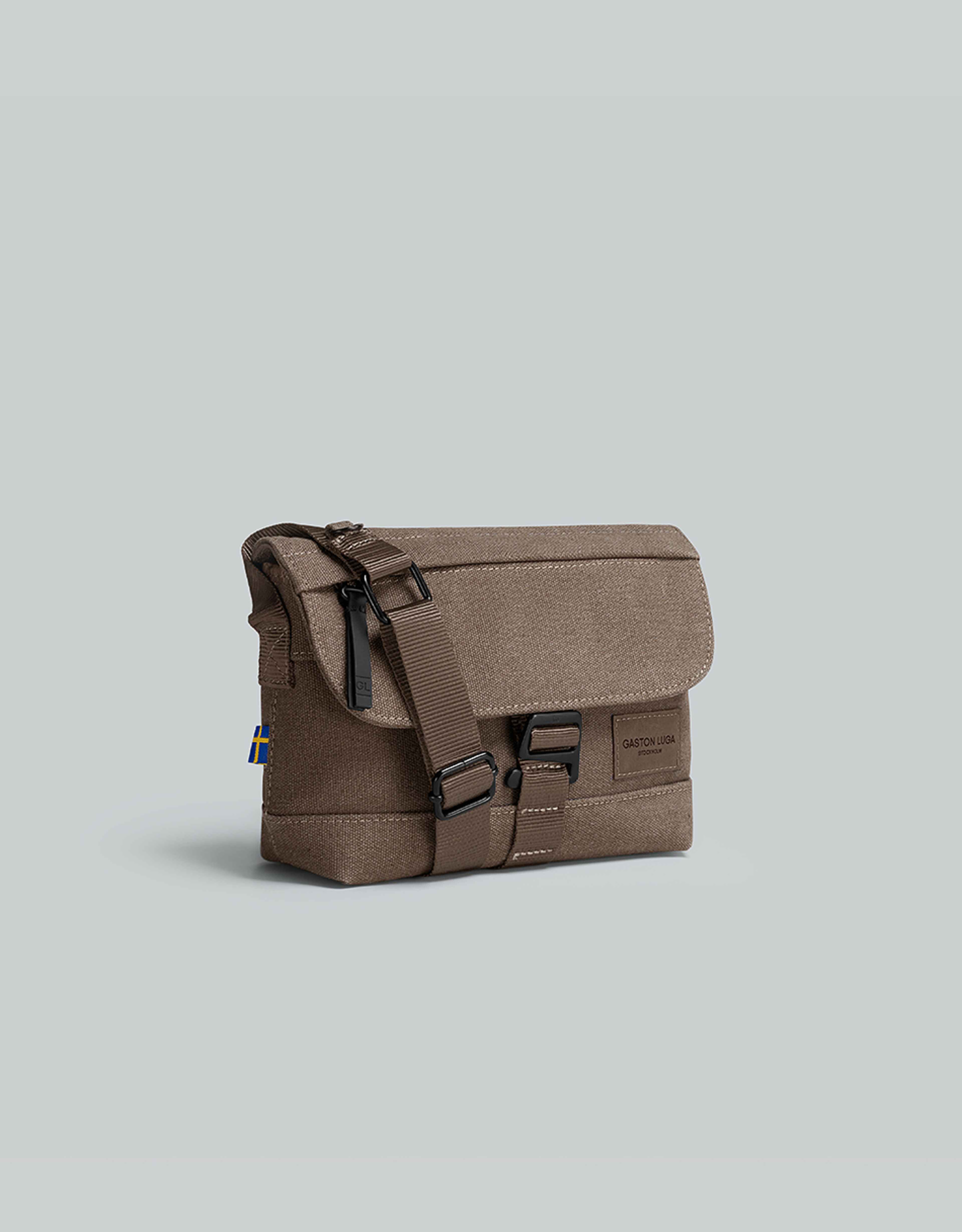 Spläsh Crossbody, från Gaston Luga, i färgen weave dusty brown. Klicka för att öppna bilden i stort format