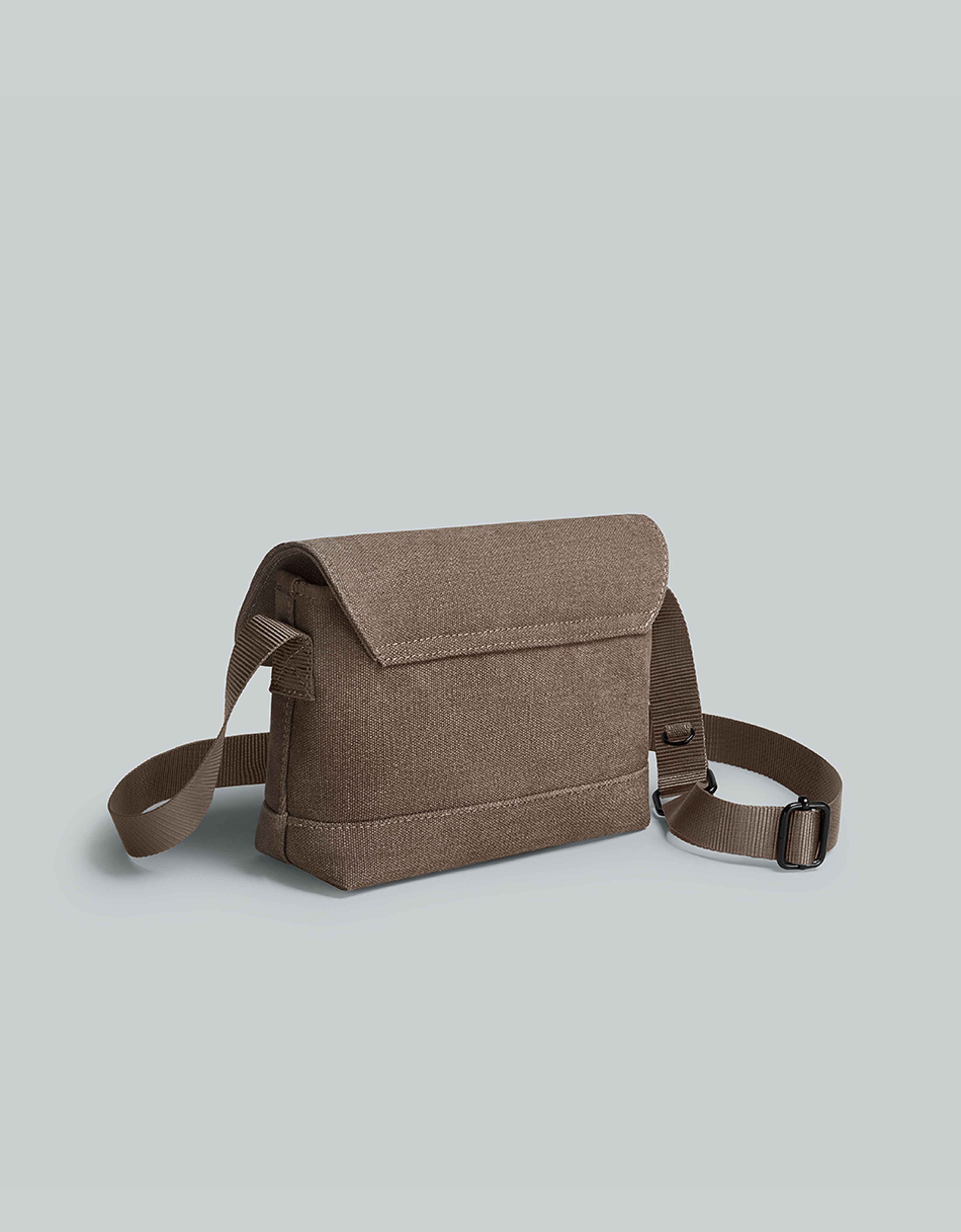 Spläsh Crossbody, från Gaston Luga, i färgen weave dusty brown. Klicka för att öppna bilden i stort format