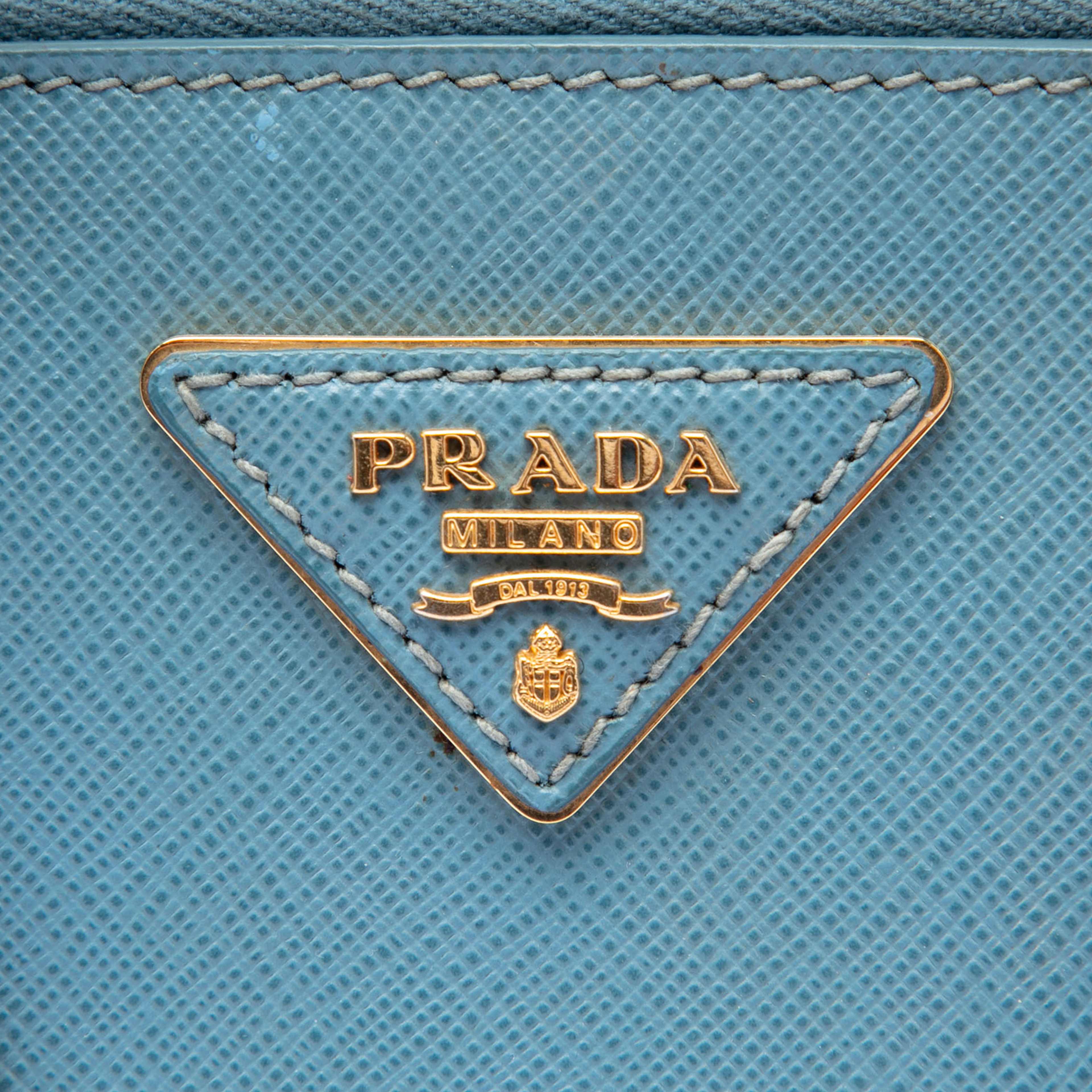 Prada Small Saffiano Lux Promenade Satchel, från Luxclusif, i färgen blå. Klicka för att öppna bilden i stort format