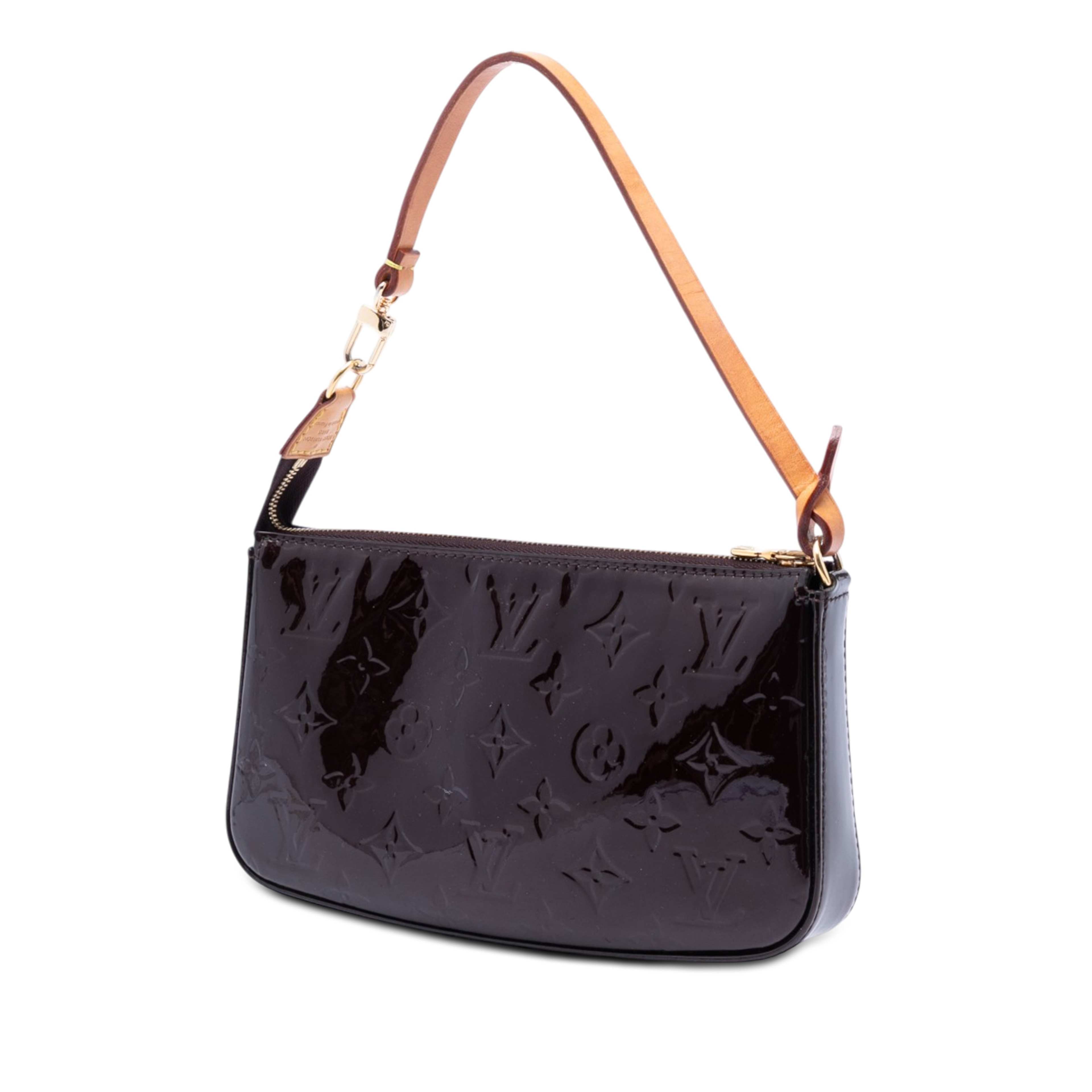 Louis Vuitton Monogram Vernis Pochette Accessoires, från Luxclusif, i färgen purpur. Klicka för att öppna bilden i stort format