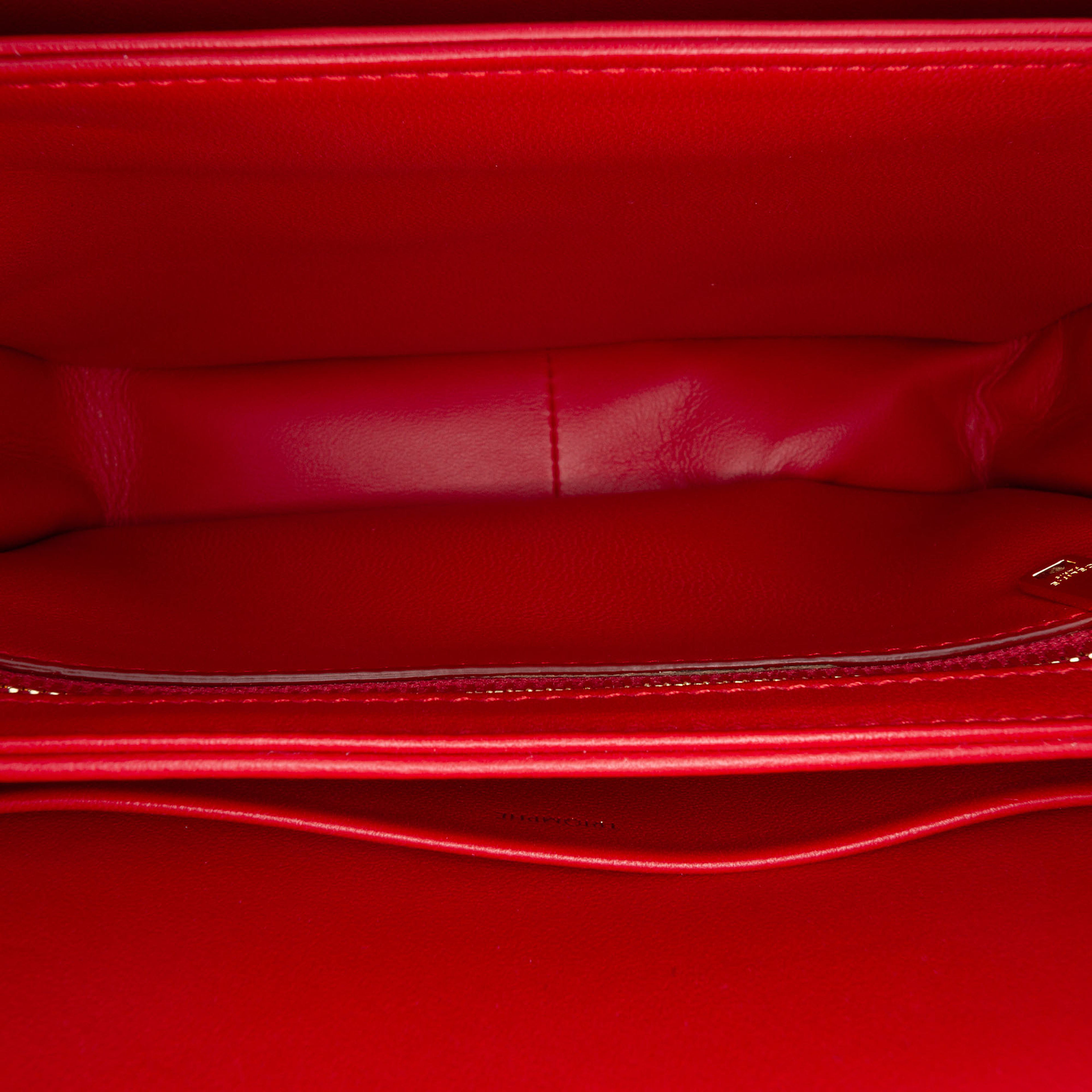 Celine Teen Shiny Calfskin Triomphe Crossbody, från Luxclusif, i färgen röd. Klicka för att öppna bilden i stort format