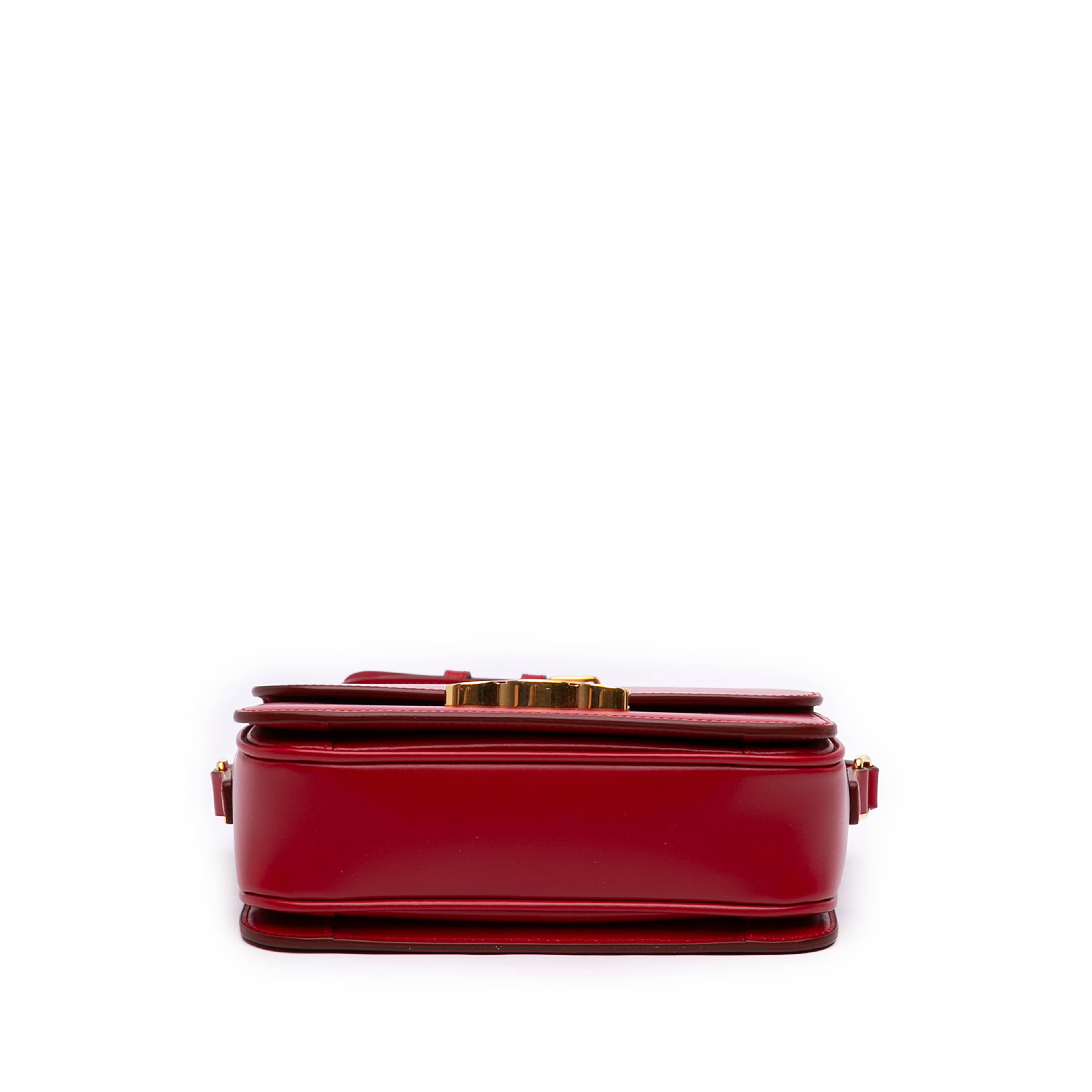 Celine Teen Shiny Calfskin Triomphe Crossbody, från Luxclusif, i färgen röd. Klicka för att öppna bilden i stort format