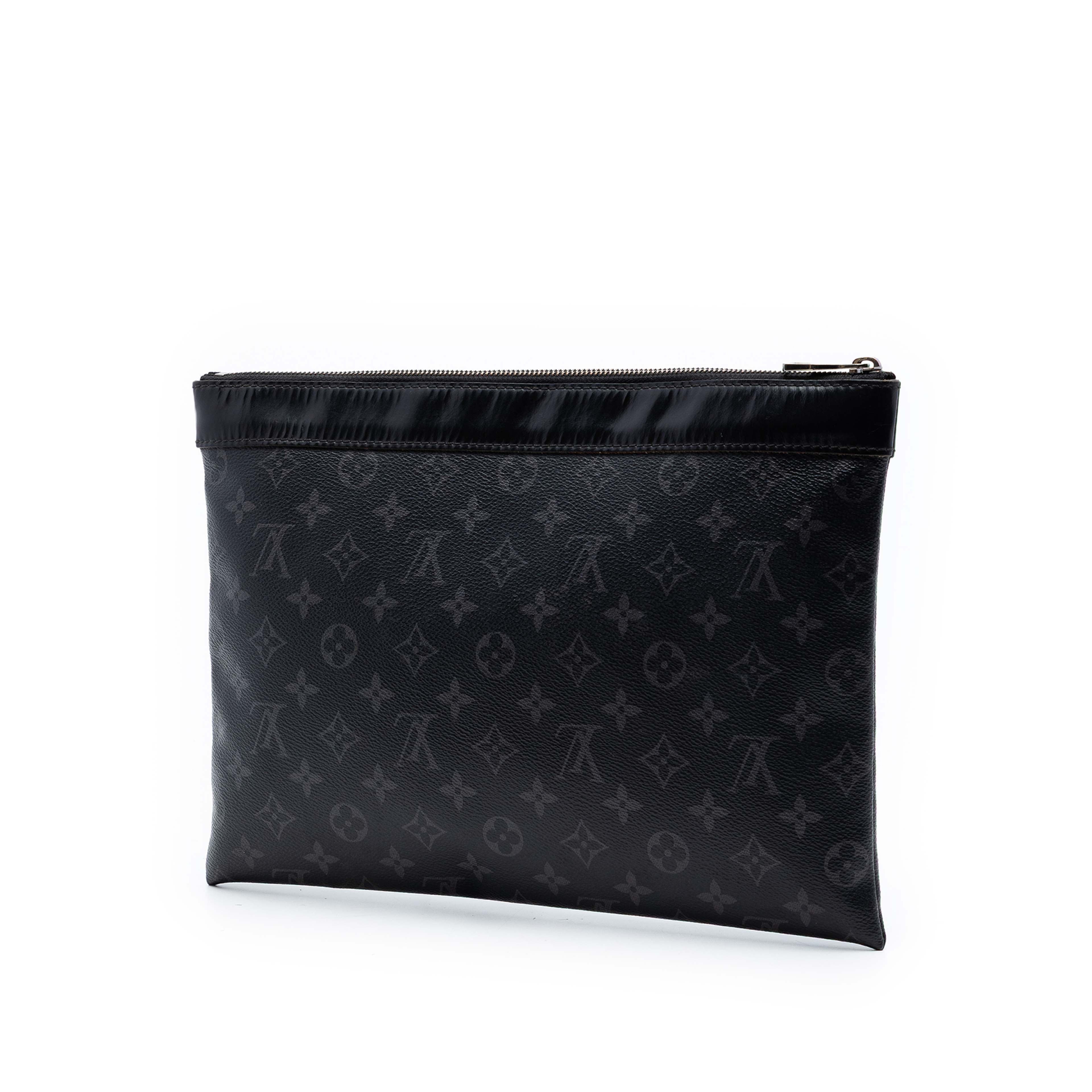 Louis Vuitton Monogram Eclipse Discovery Pochette Gm, från Luxclusif, i färgen svart. Klicka för att öppna bilden i stort format