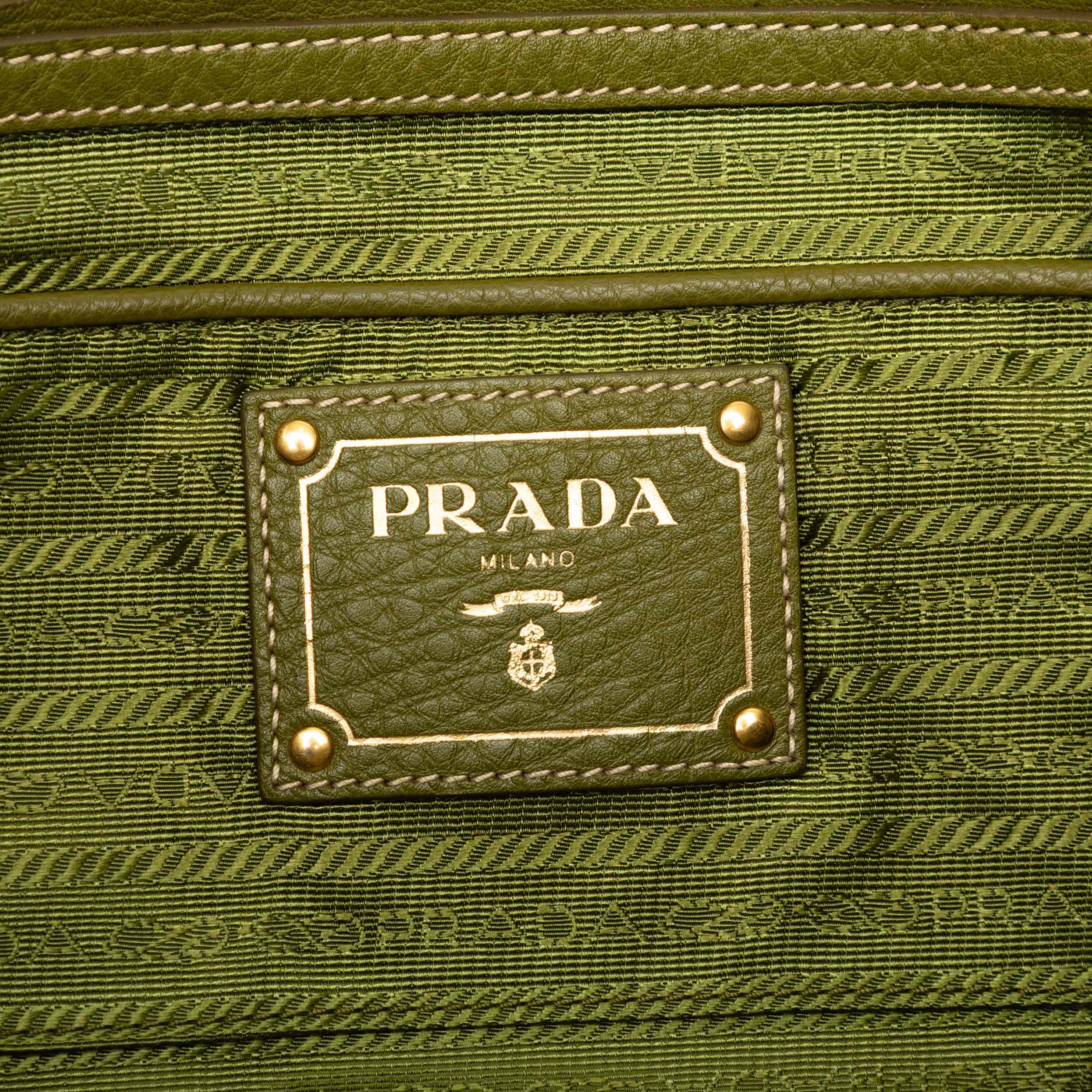 Prada Tessuto Canapa Logo Tote, från Luxclusif, i färgen grön. Klicka för att öppna bilden i stort format