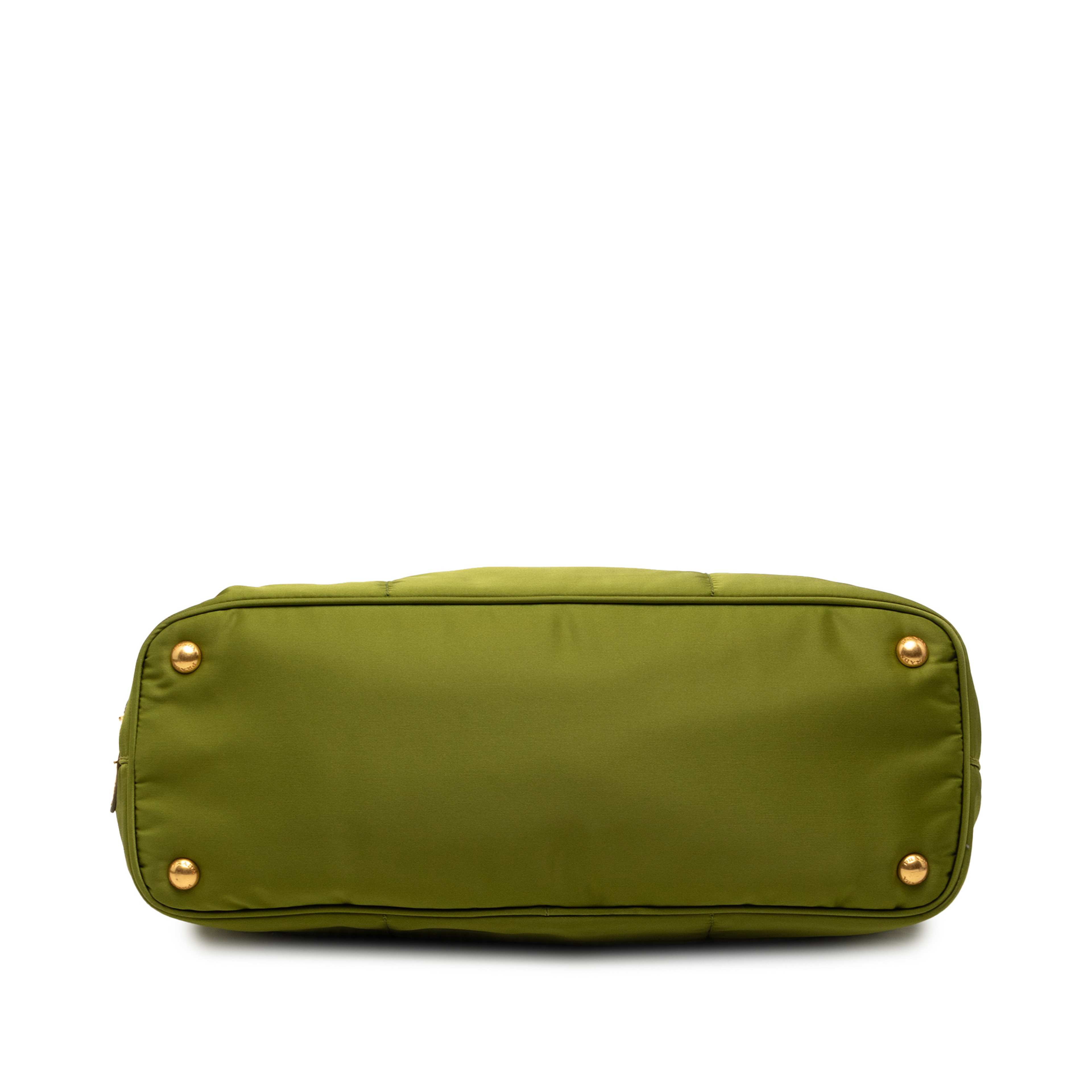 Prada Tessuto Canapa Logo Tote, från Luxclusif, i färgen grön. Klicka för att öppna bilden i stort format