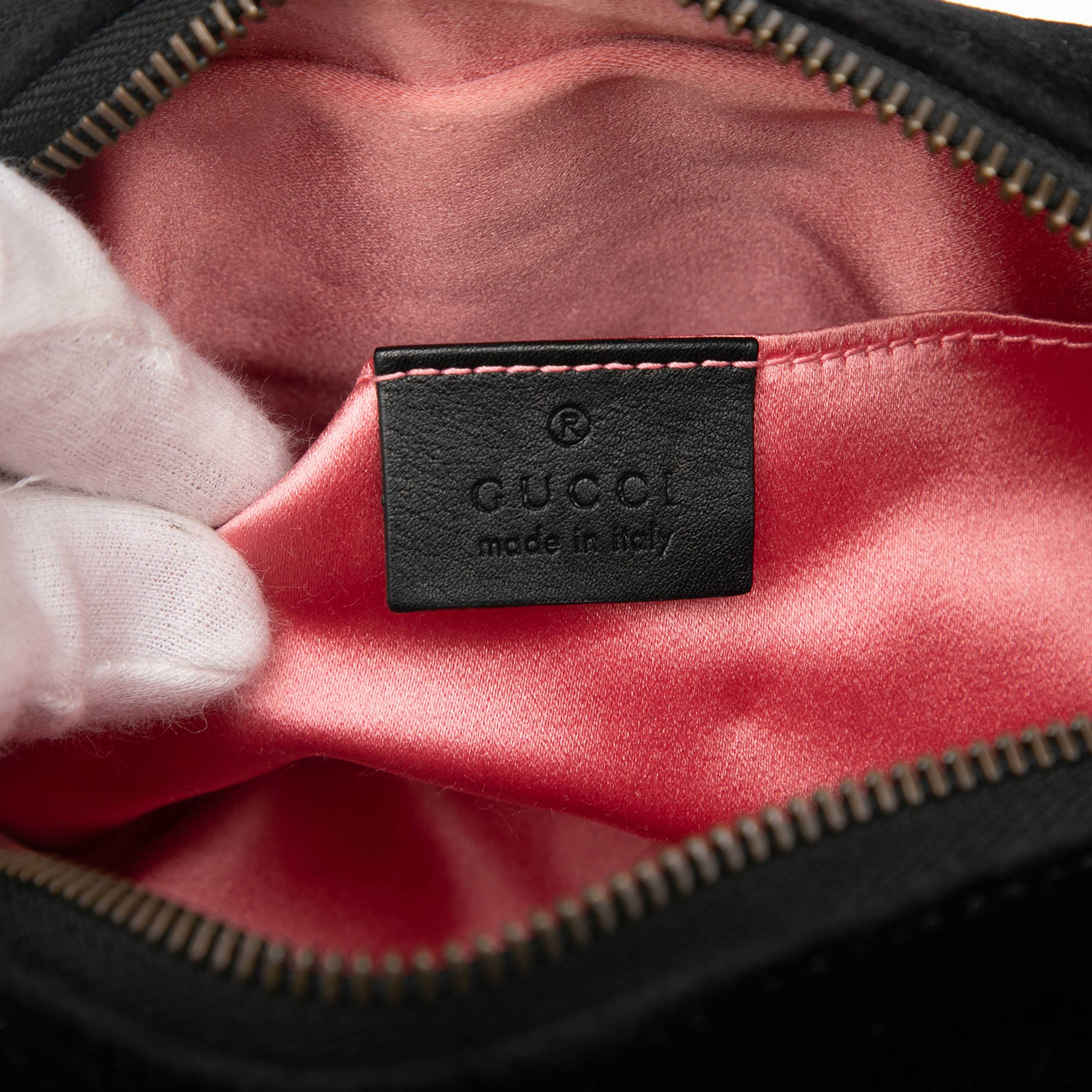 Gucci Mini Gg Marmont Crystal Embellished Matelasse Velvet Crossbody, från Luxclusif, i färgen black. Klicka för att öppna bilden i stort format