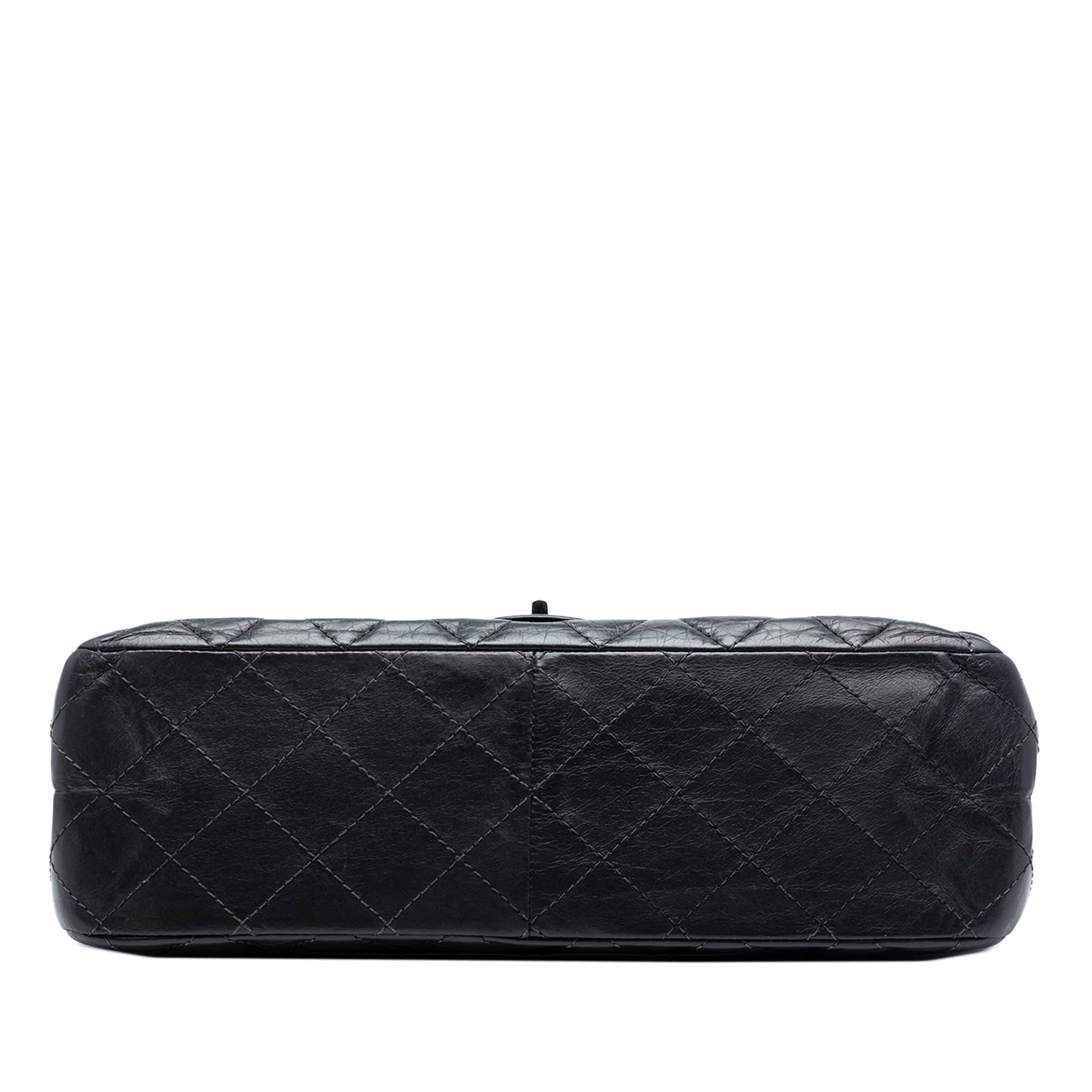 Chanel Quilted Aged Calfskin Reissue 2.55 Double Flap 227, från Luxclusif, i färgen black. Klicka för att öppna bilden i stort format