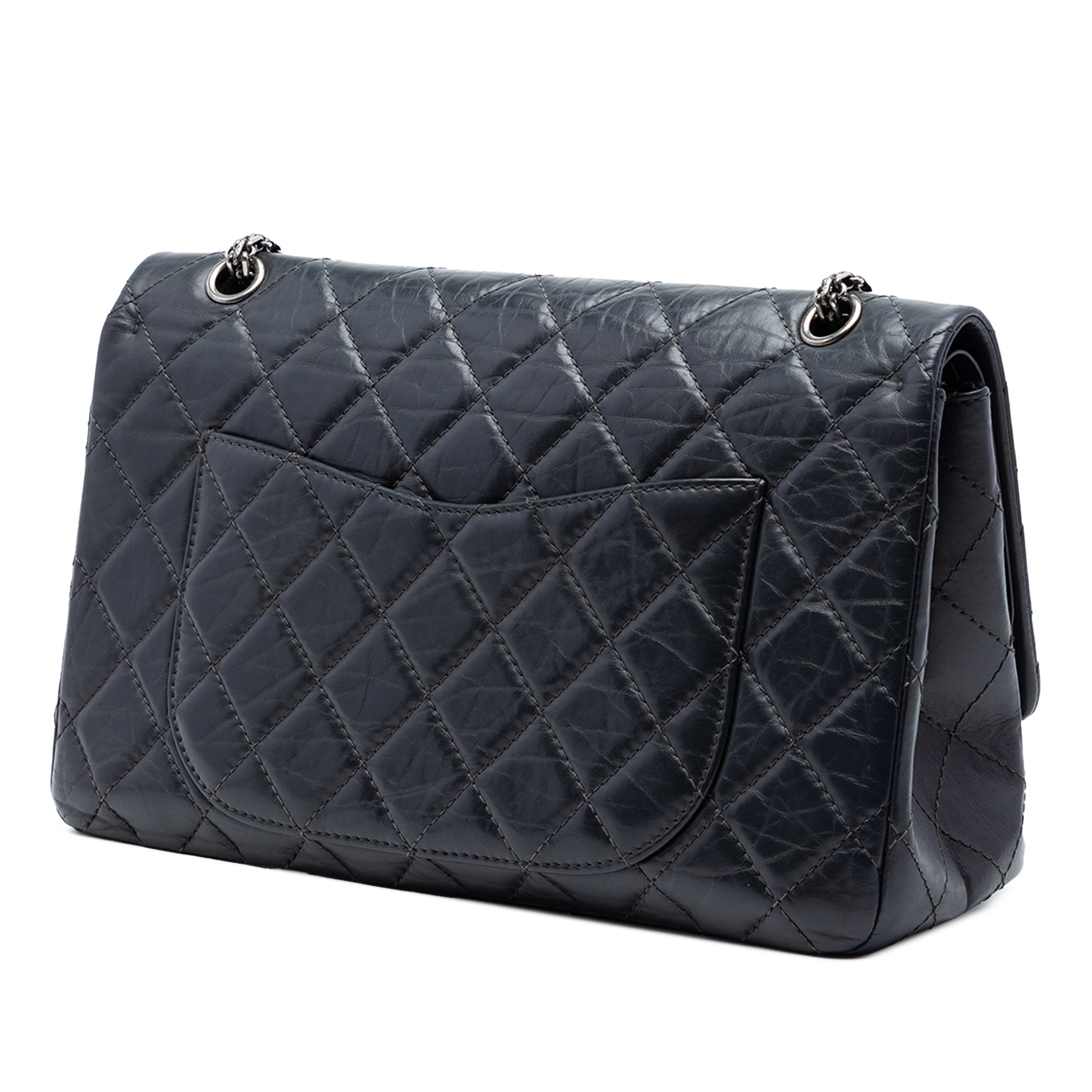 Chanel Quilted Aged Calfskin Reissue 2.55 Double Flap 227, från Luxclusif, i färgen black. Klicka för att öppna bilden i stort format