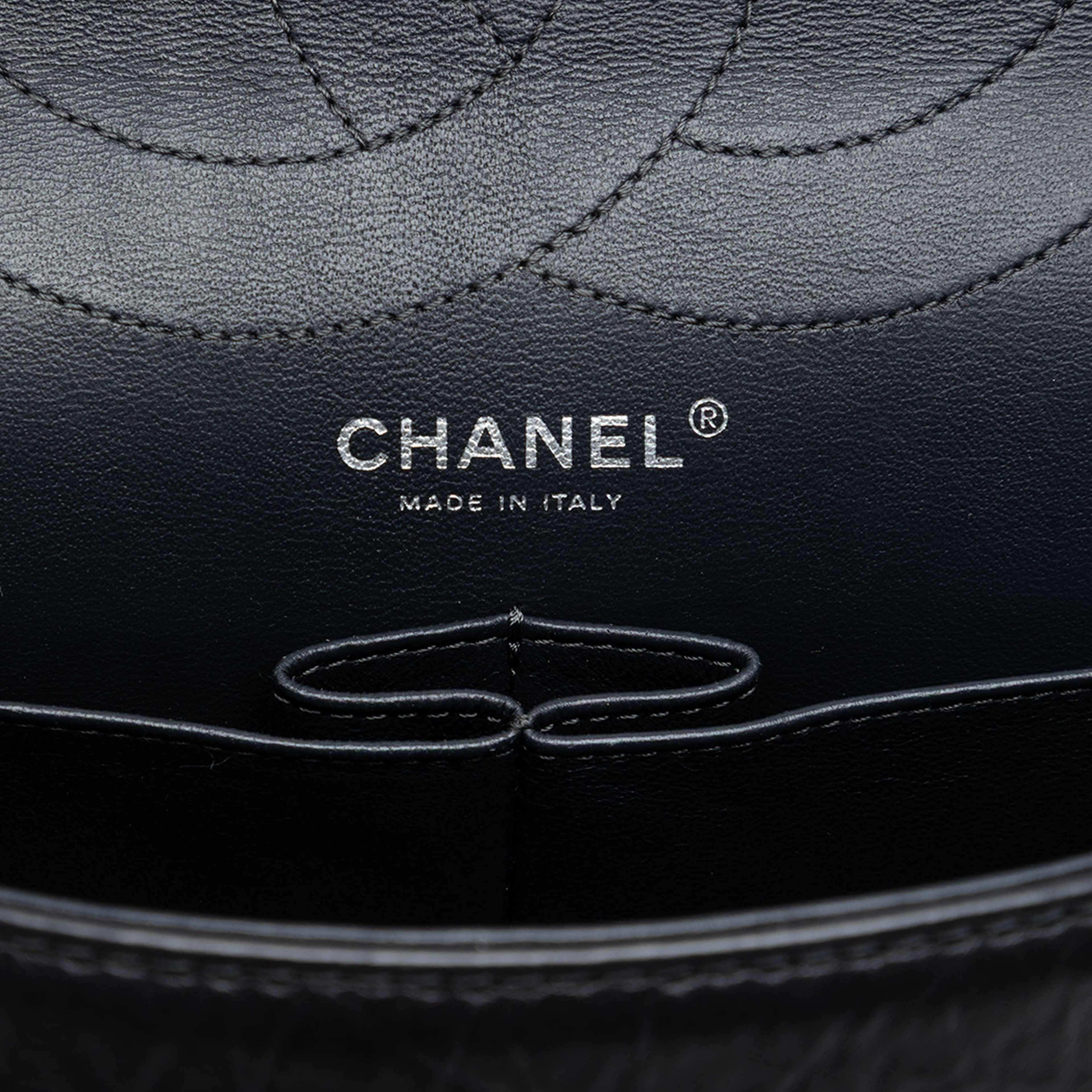 Chanel Quilted Aged Calfskin Reissue 2.55 Double Flap 227, från Luxclusif, i färgen black. Klicka för att öppna bilden i stort format
