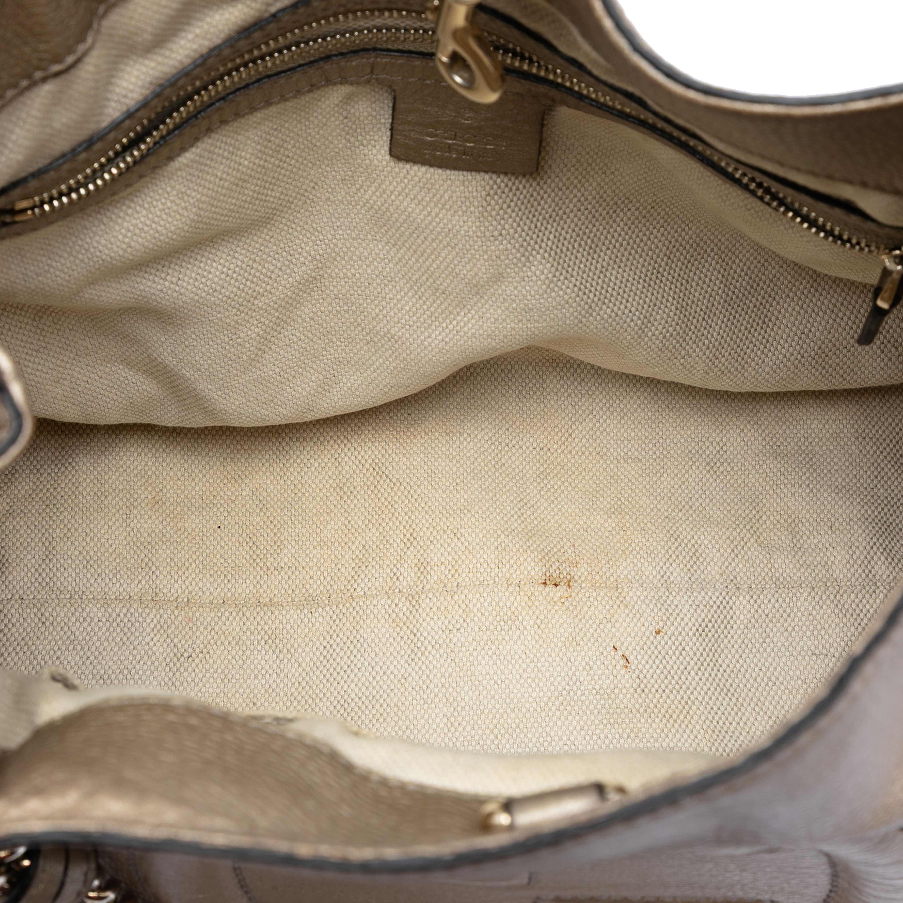 Gucci Medium Metallic Leather Soho Chain Tote, från Luxclusif, i färgen silver. Klicka för att öppna bilden i stort format