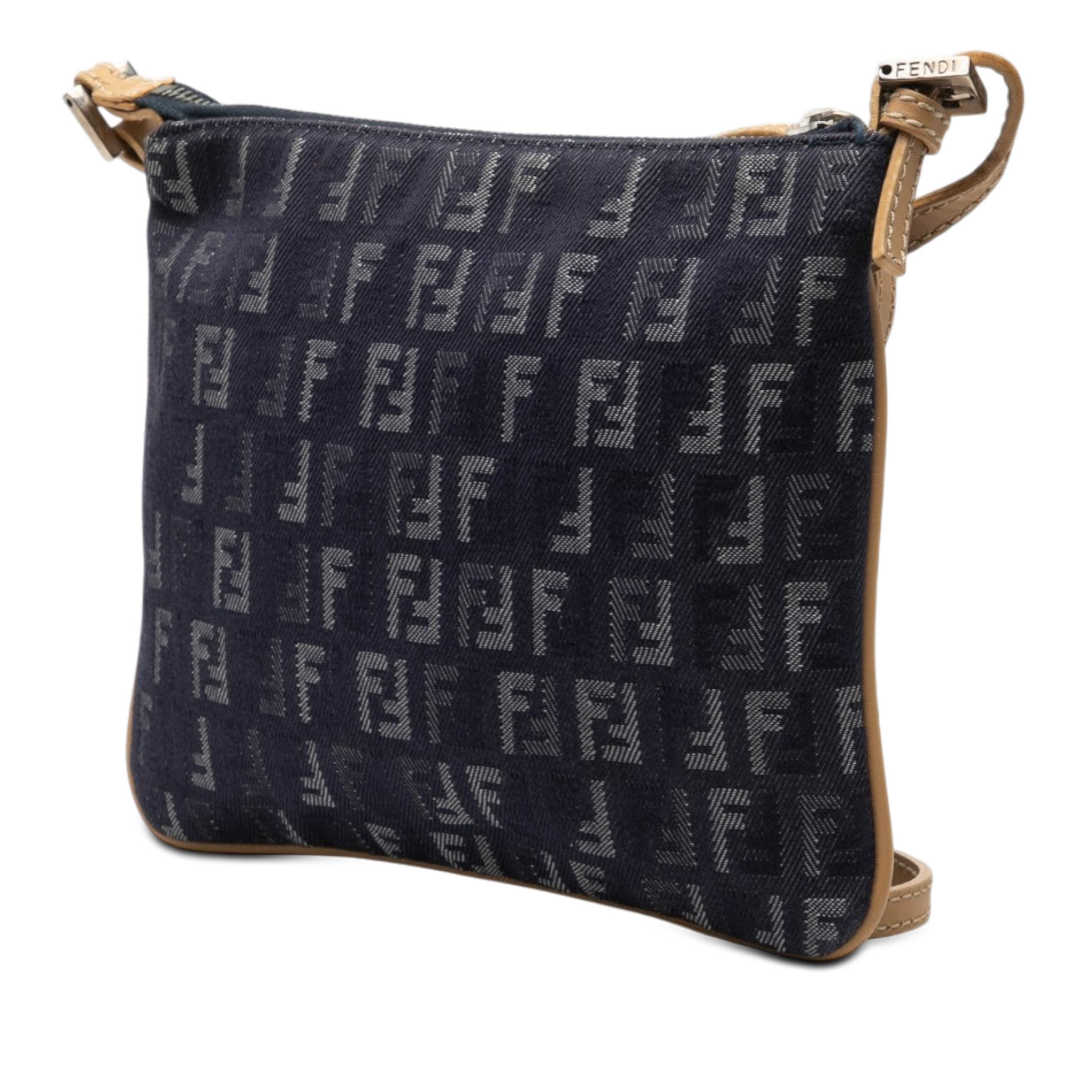 Fendi Zucchino Denim Crossbody, från Luxclusif, i färgen blå. Klicka för att öppna bilden i stort format