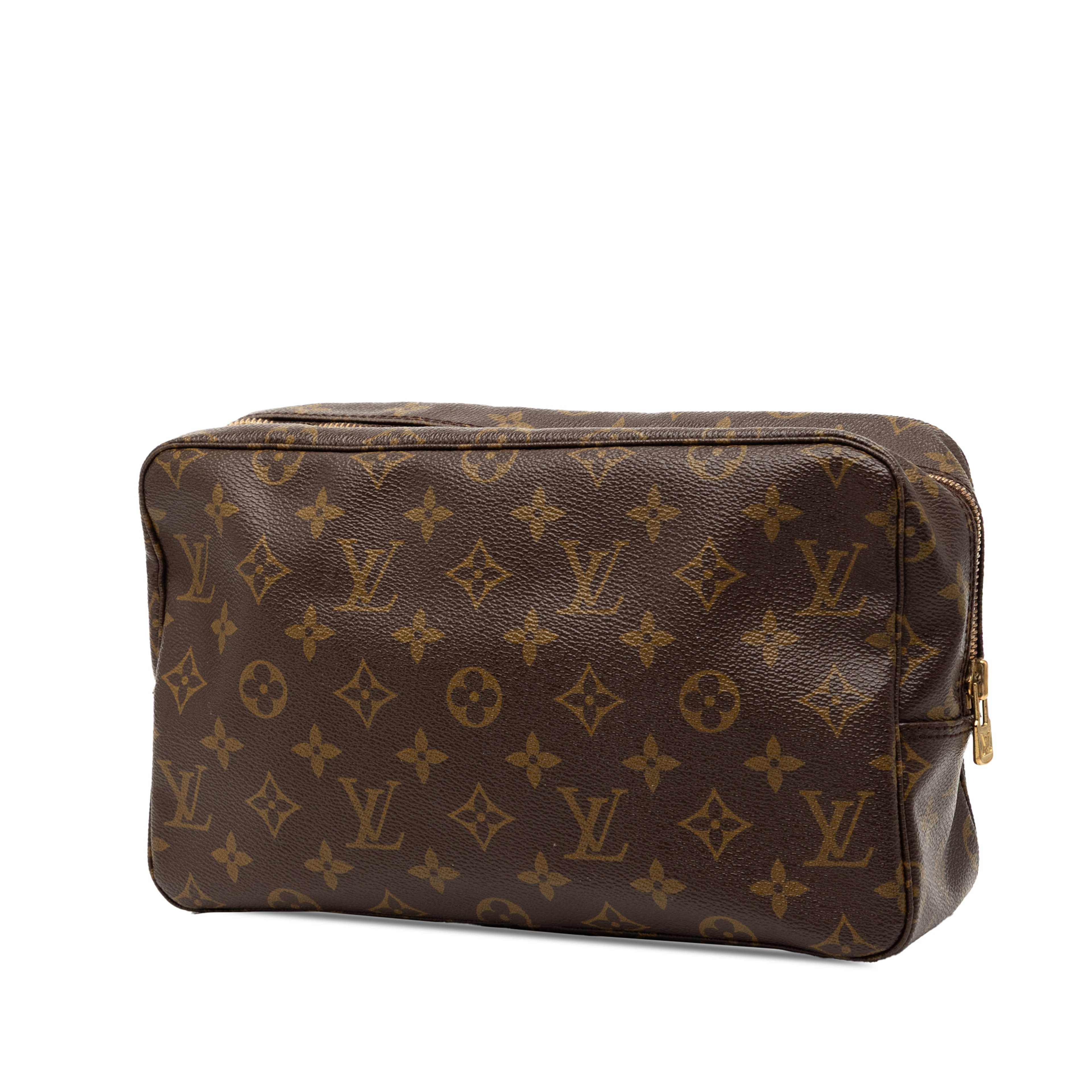 Louis Vuitton Monogram Trousse Toilette 28, från Luxclusif, i färgen brown. Klicka för att öppna bilden i stort format