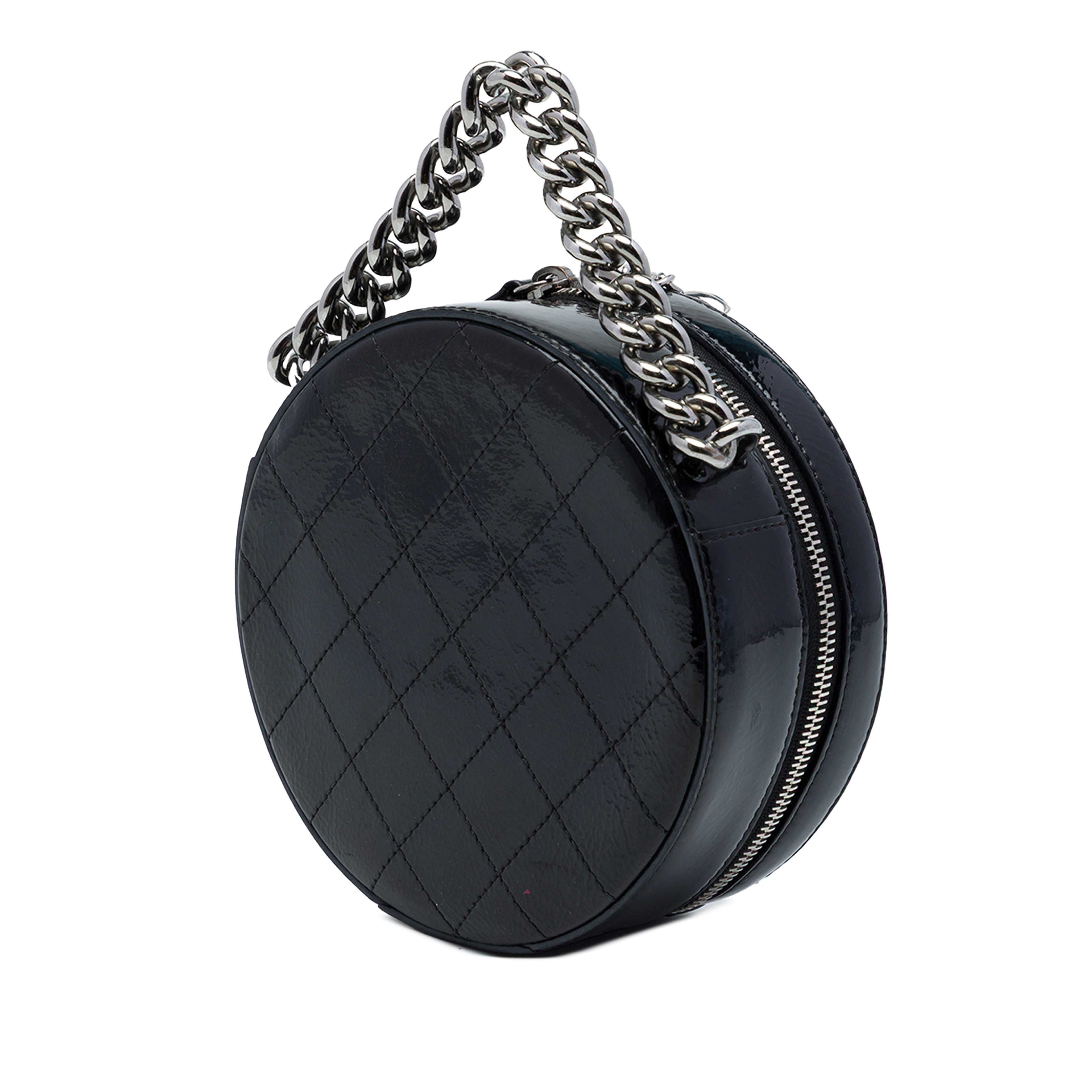 Chanel Patent Leather Round As Earth Crossbody, från Luxclusif, i färgen svart. Klicka för att öppna bilden i stort format