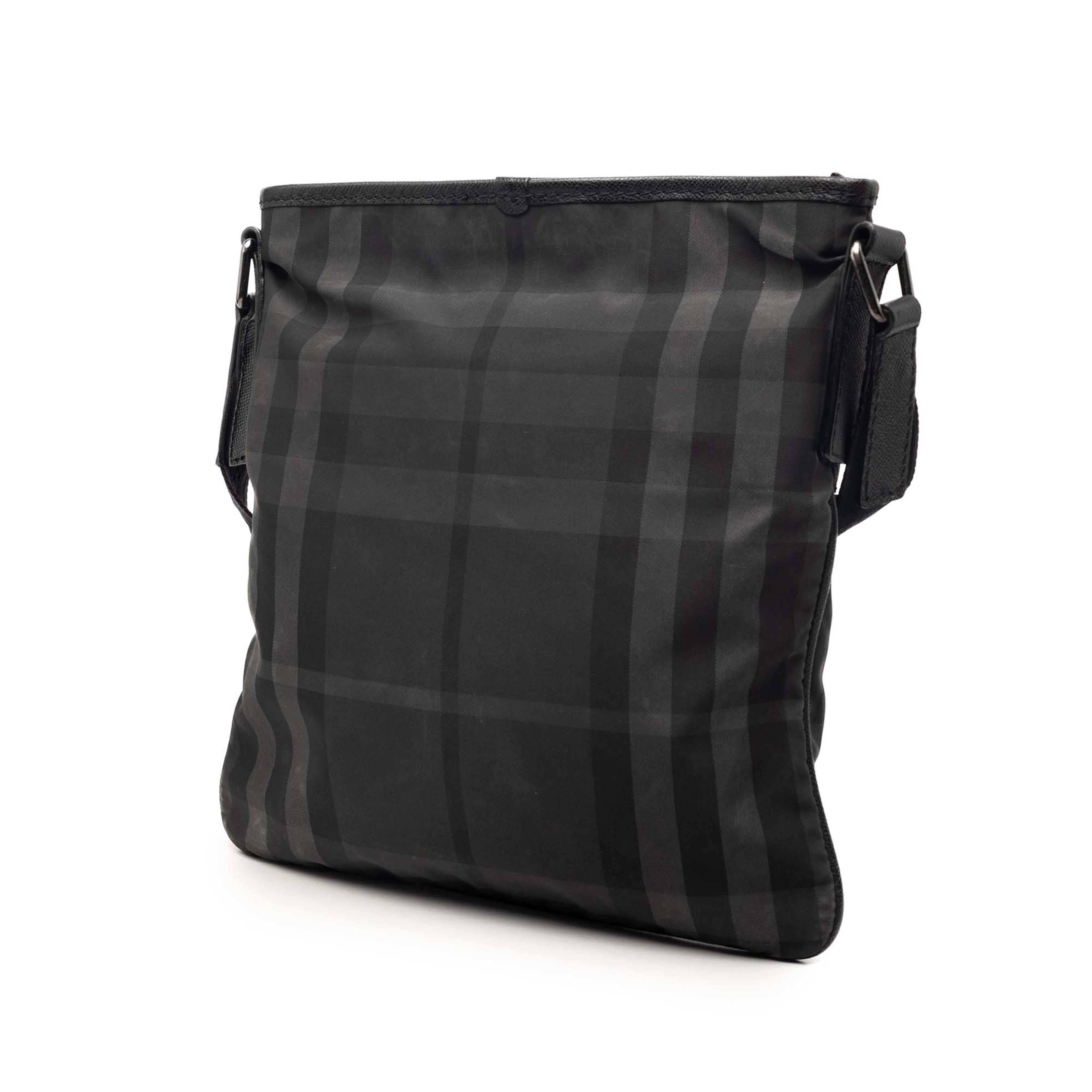 Burberry Smoke Check Nylon Crossbody, från Luxclusif, i färgen grå. Klicka för att öppna bilden i stort format