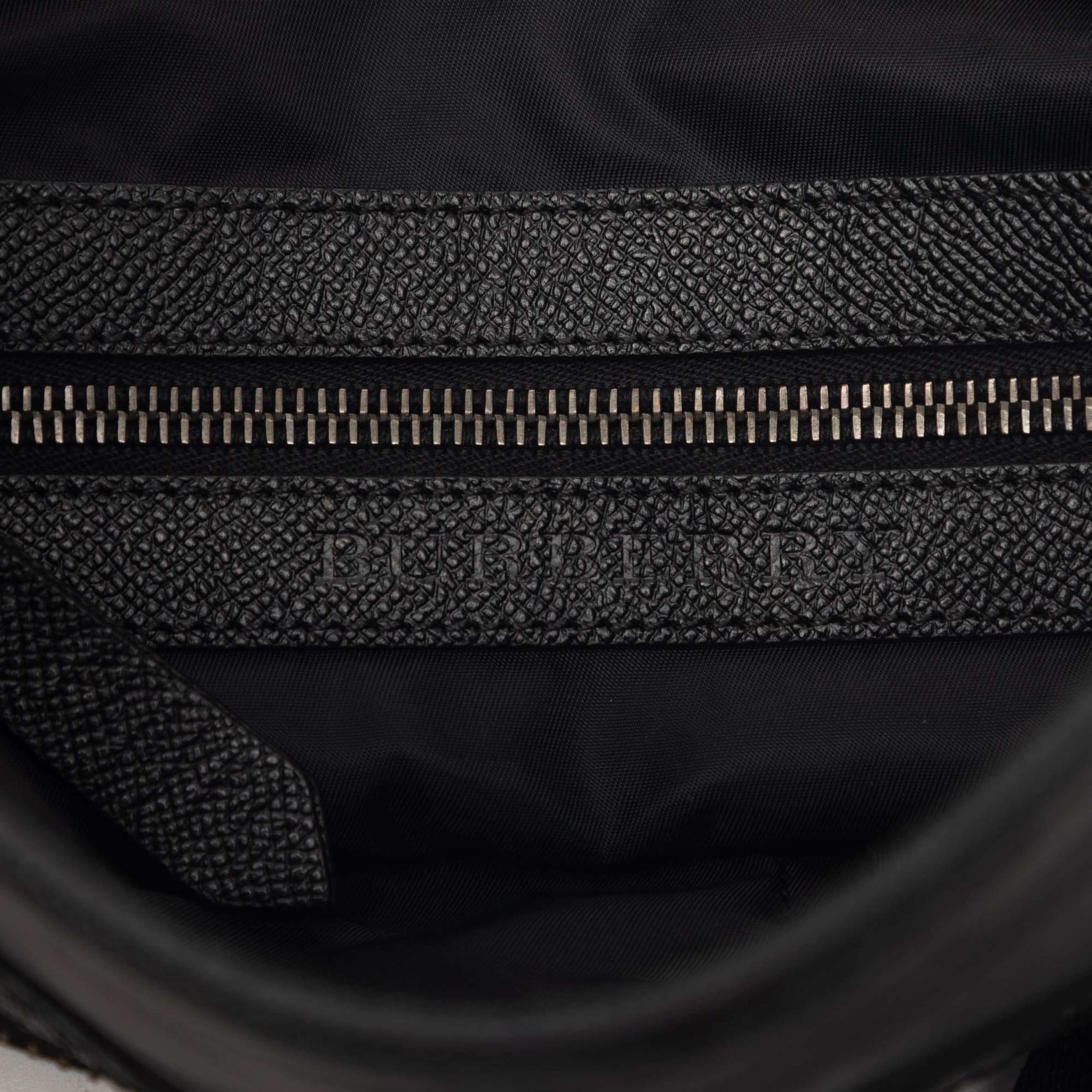 Burberry Smoke Check Nylon Crossbody, från Luxclusif, i färgen charcoal. Klicka för att öppna bilden i stort format