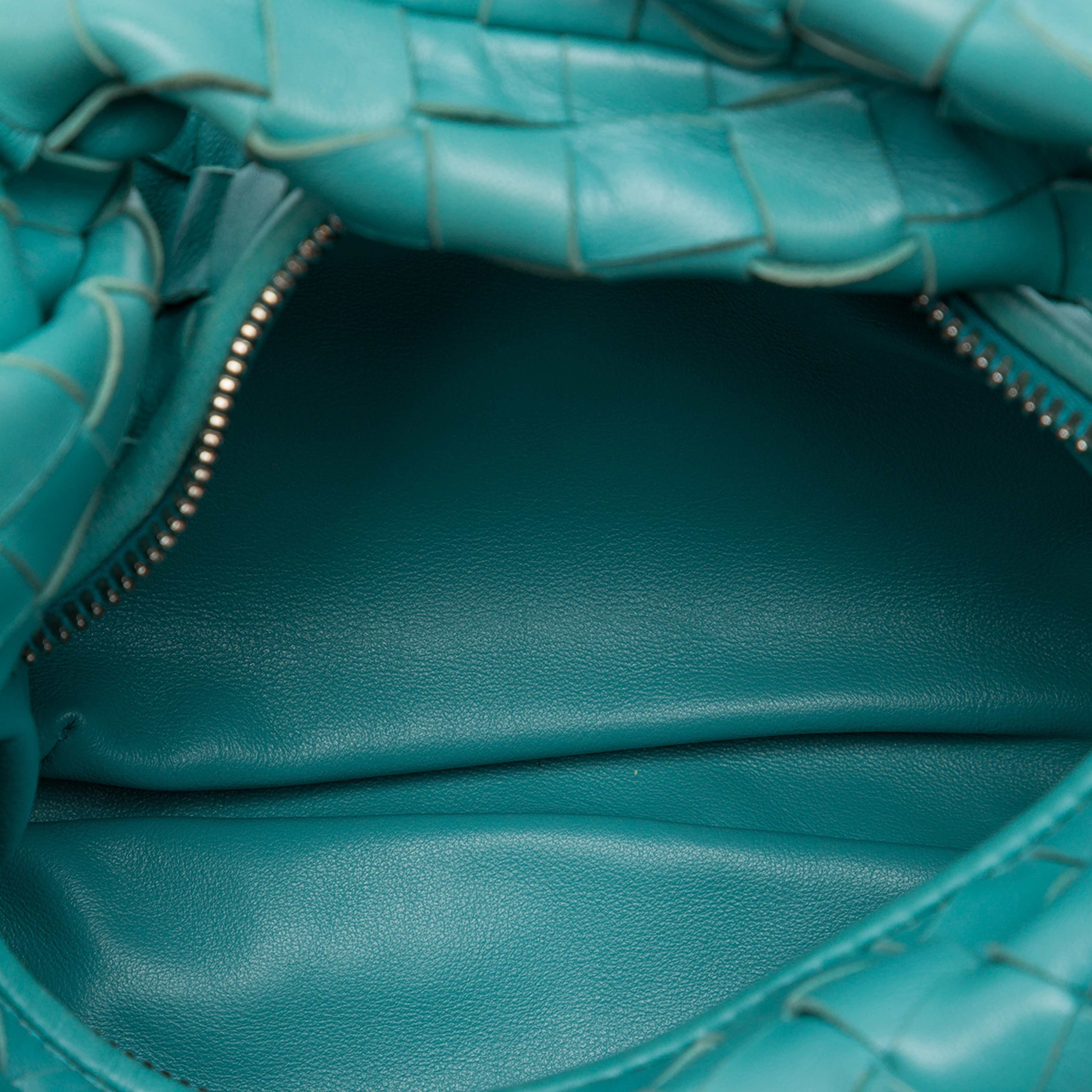 Bottega Veneta Mini Nappa Intrecciato Jodie, från Luxclusif, i färgen blå. Klicka för att öppna bilden i stort format