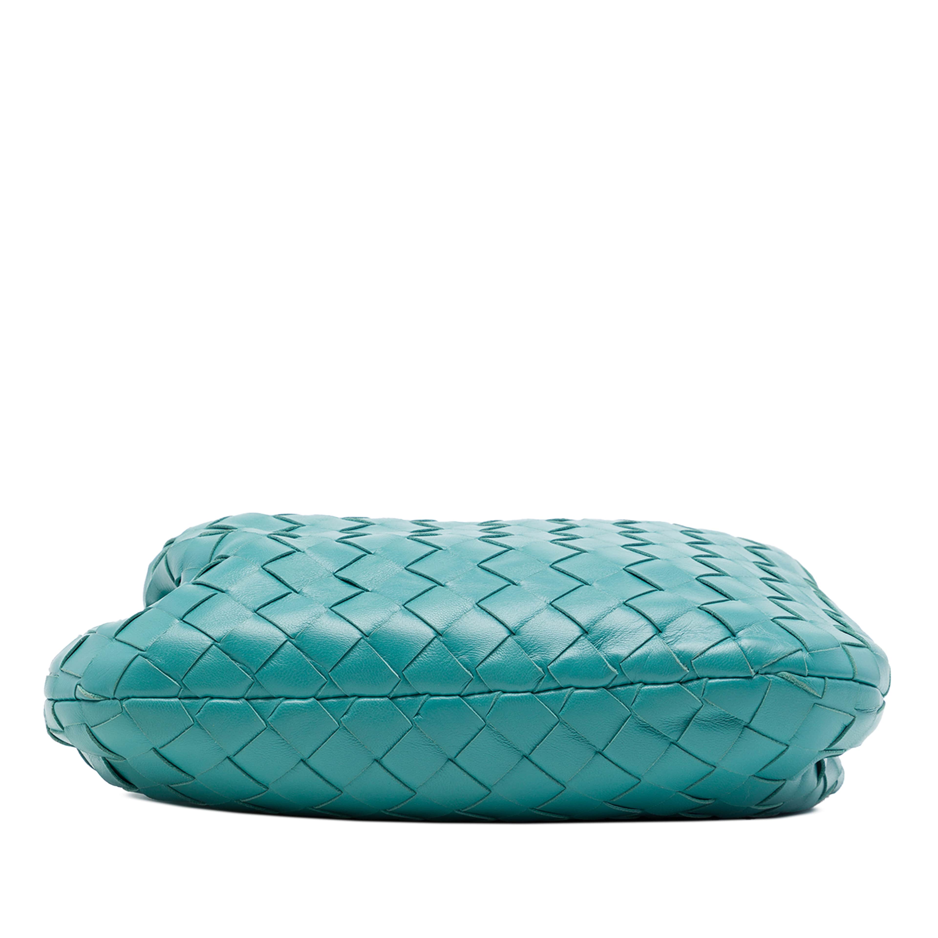 Bottega Veneta Mini Nappa Intrecciato Jodie, från Luxclusif, i färgen blå. Klicka för att öppna bilden i stort format