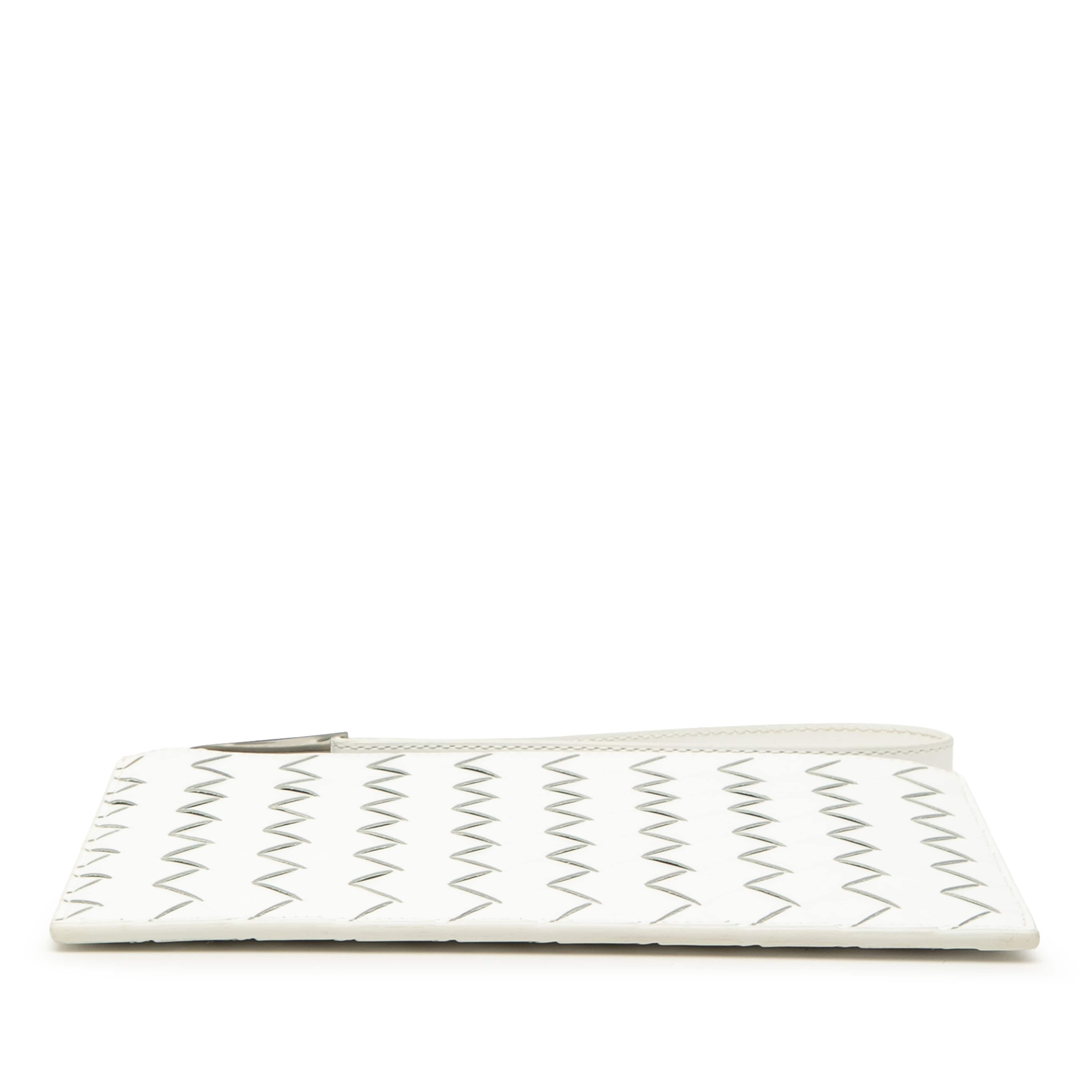 Bottega Veneta Leather Intrecciato Clutch, från Luxclusif, i färgen vit. Klicka för att öppna bilden i stort format