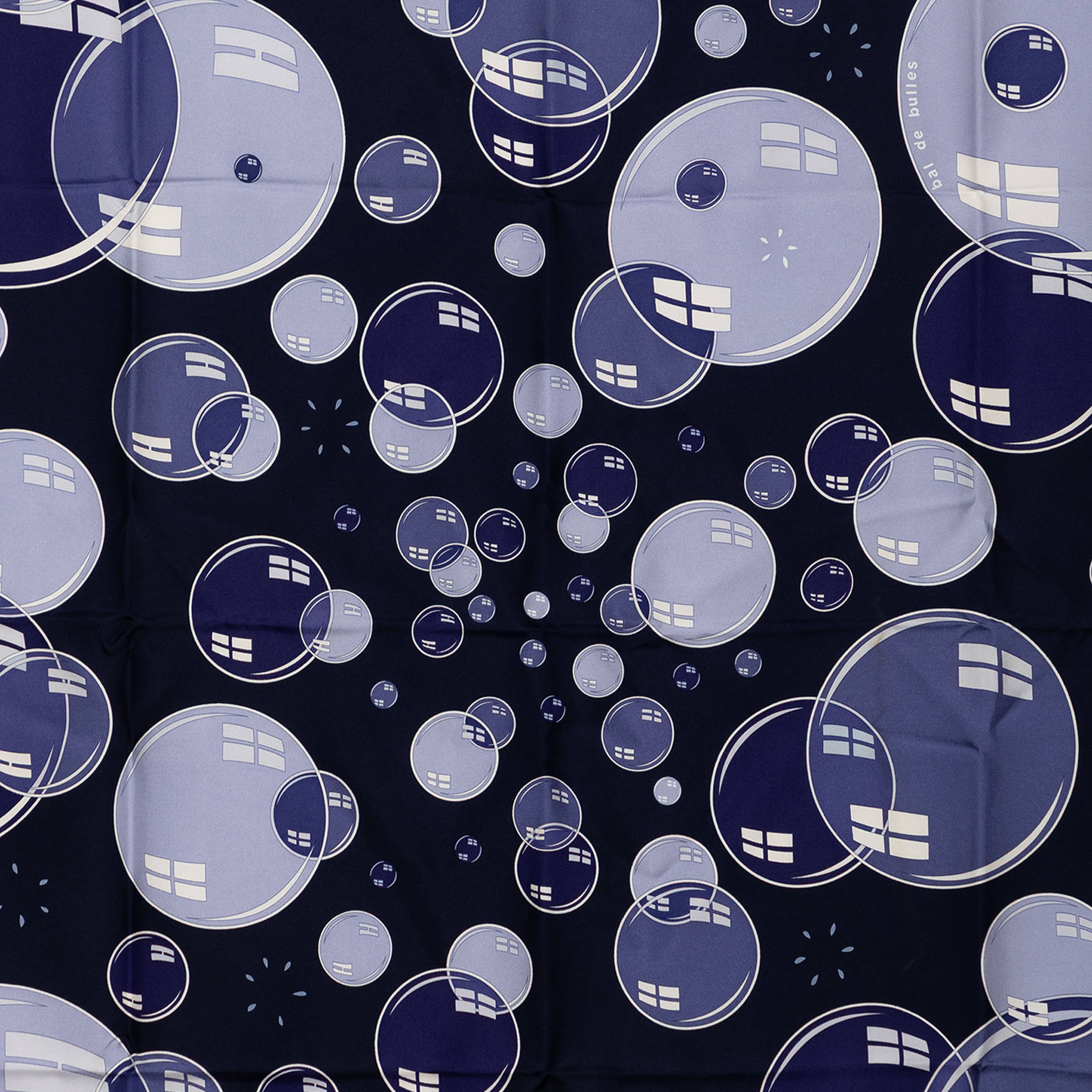 Hermès Bal De Bulles Silk Scarf 90, från Luxclusif, i färgen navy. Klicka för att öppna bilden i stort format