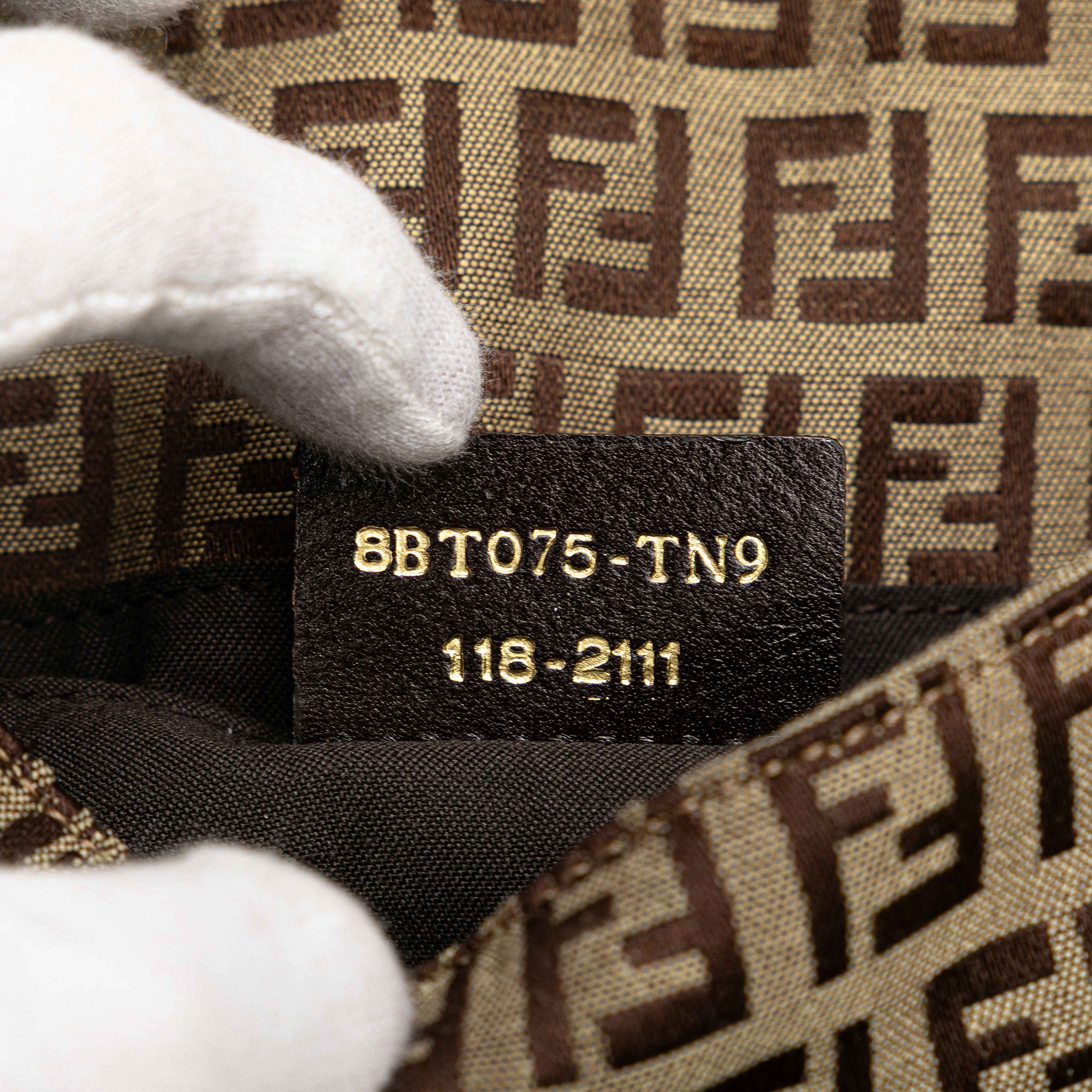 Fendi Zucchino Canvas Crossbody, från Luxclusif, i färgen beige. Klicka för att öppna bilden i stort format