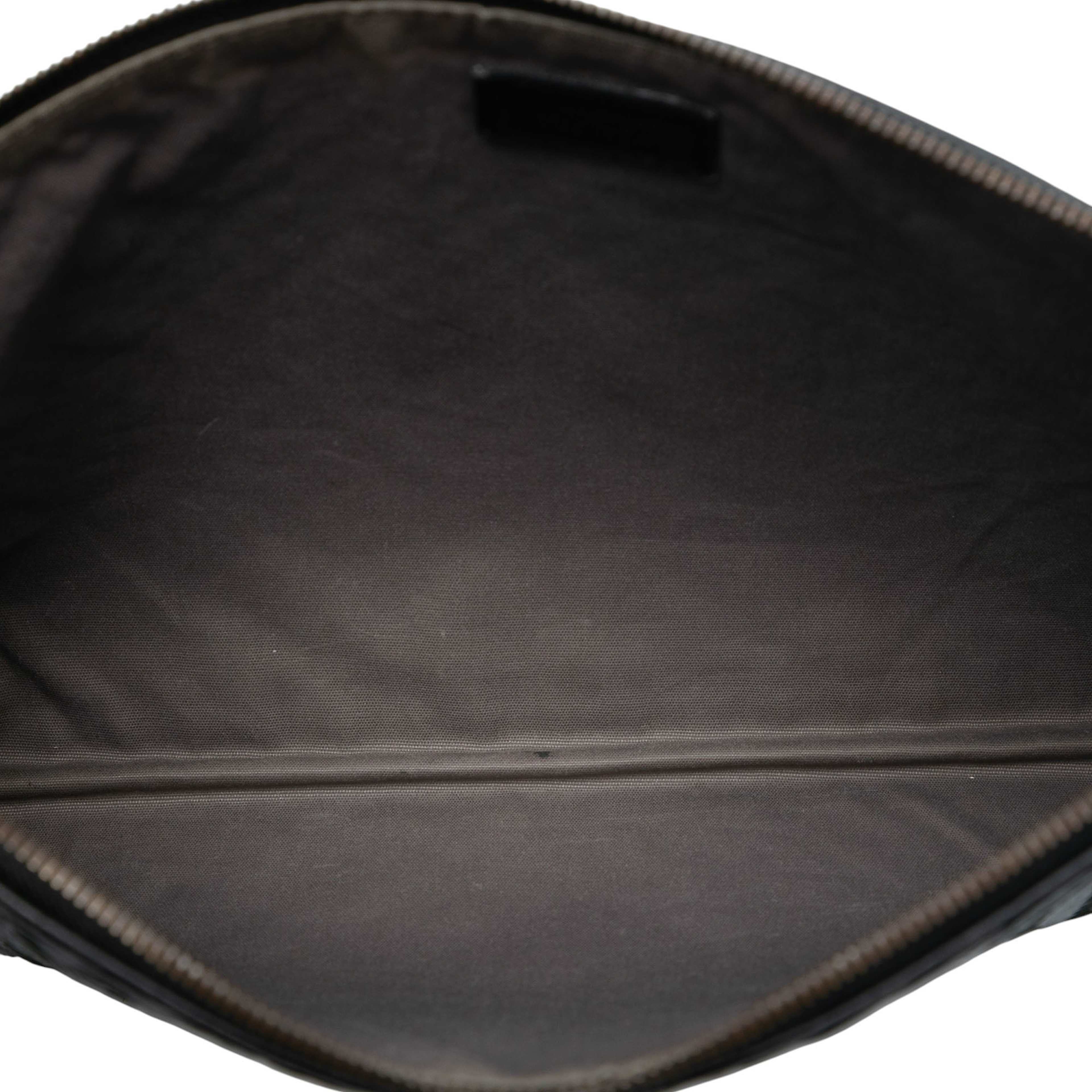 Bottega Veneta Nappa Intrecciato Clutch, från Luxclusif, i färgen black. Klicka för att öppna bilden i stort format