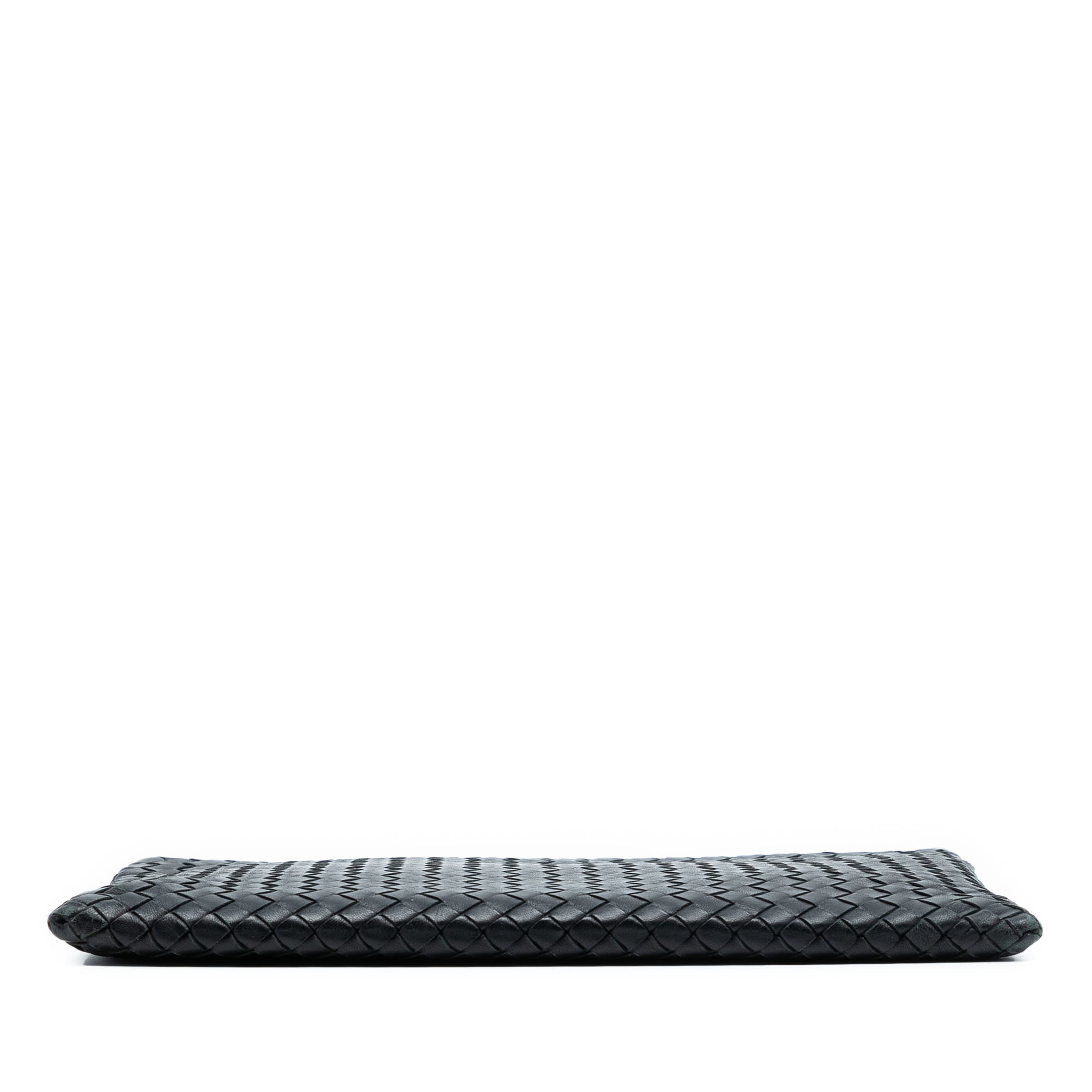 Bottega Veneta Nappa Intrecciato Clutch, från Luxclusif, i färgen black. Klicka för att öppna bilden i stort format