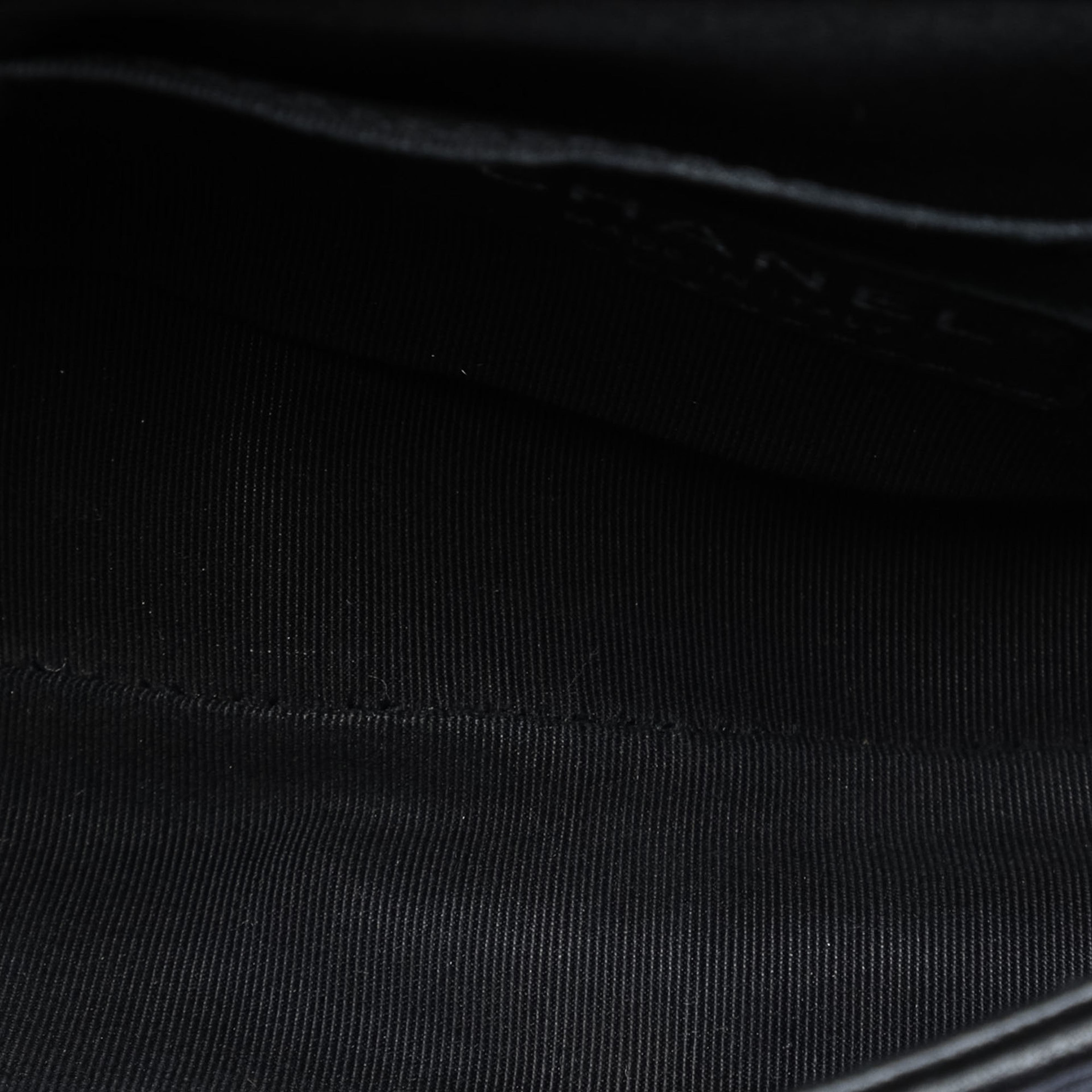 Chanel Mini Cc Chevron Calfskin Single Flap, från Luxclusif, i färgen black. Klicka för att öppna bilden i stort format