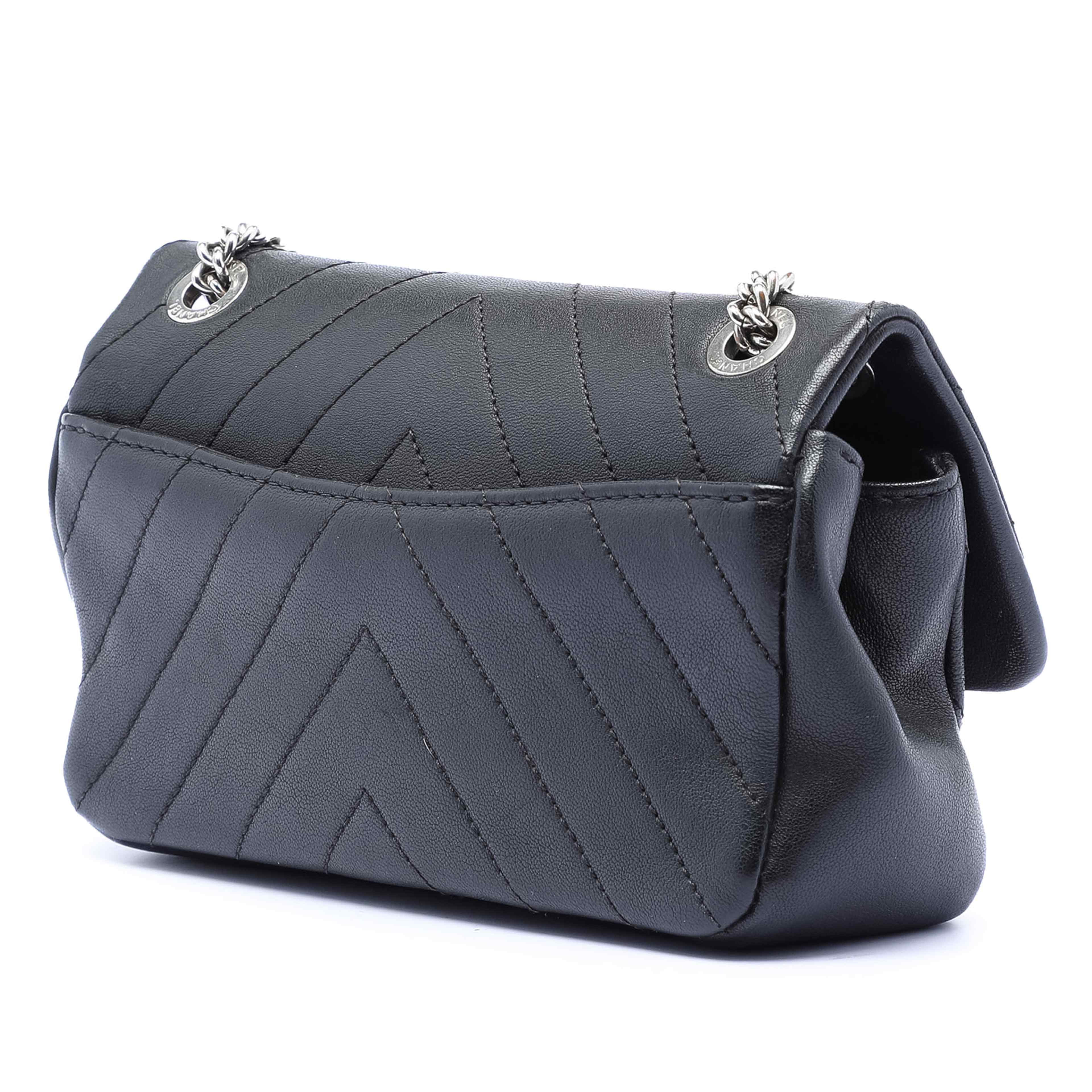 Chanel Mini Cc Chevron Calfskin Single Flap, från Luxclusif, i färgen black. Klicka för att öppna bilden i stort format