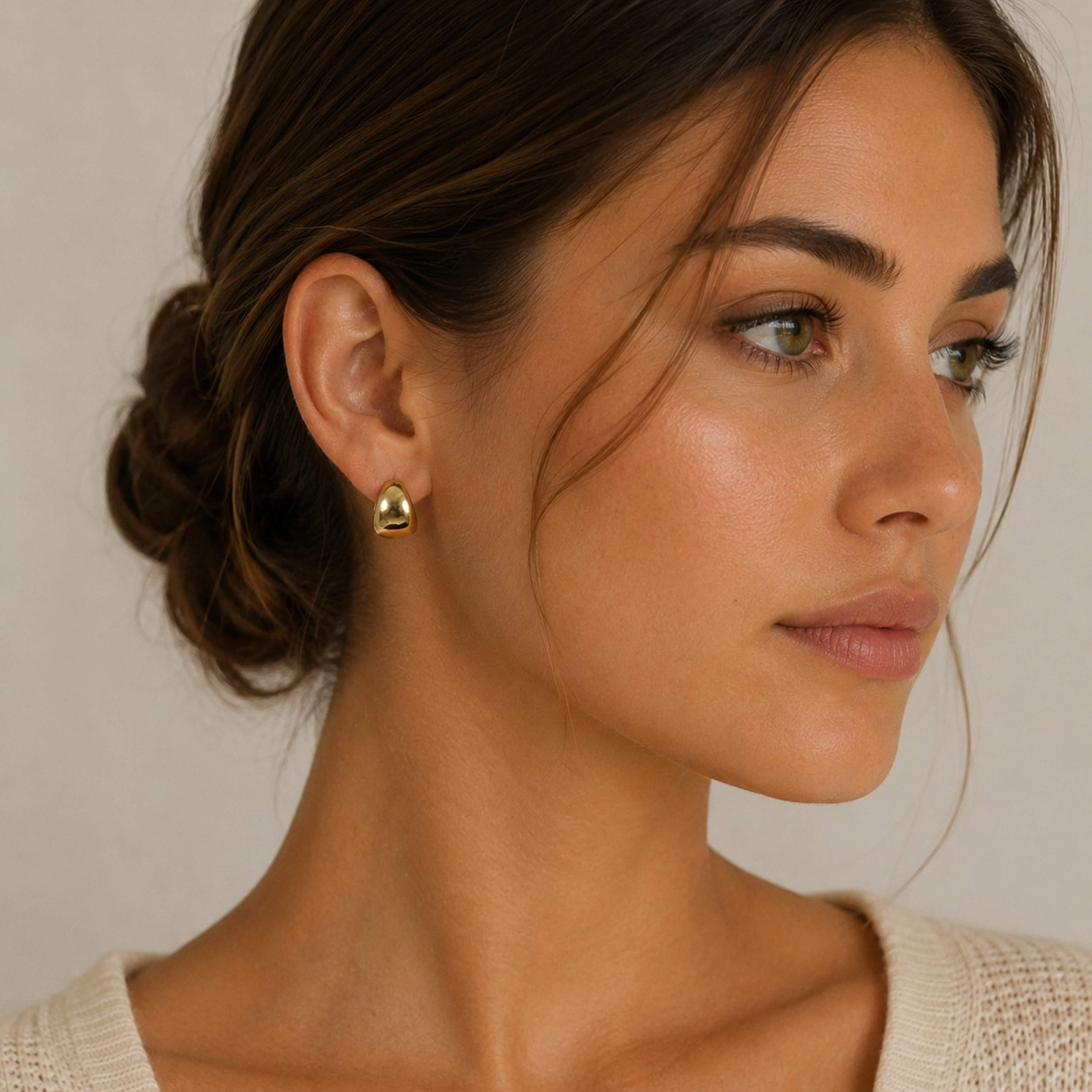 Core Pure Oval Earring, från SNÖ of Sweden, i färgen plain g. Klicka för att öppna bilden i stort format