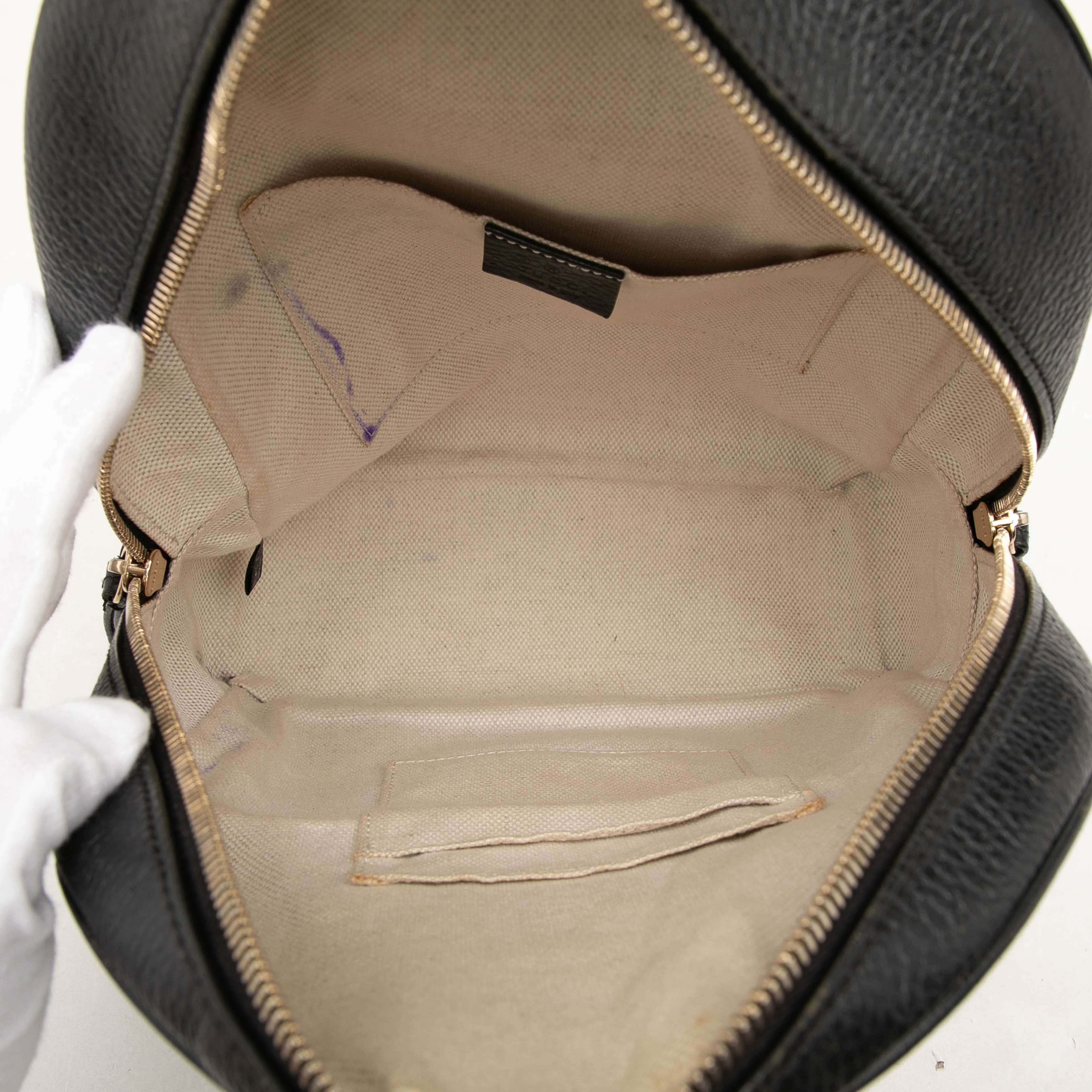 Gucci Pebbled Calfskin Soho Chain Backpack, från Luxclusif, i färgen svart. Klicka för att öppna bilden i stort format