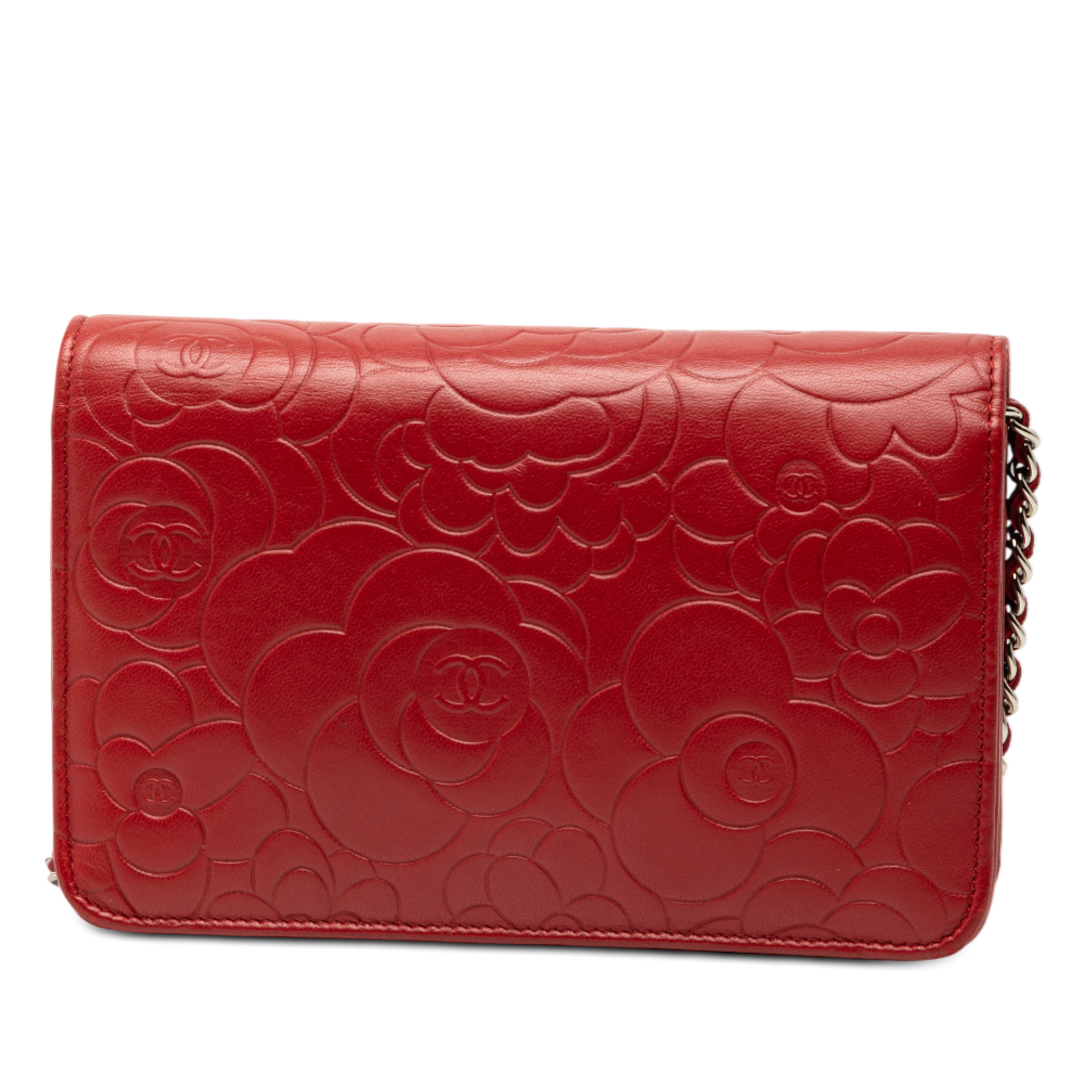 Chanel Cc Embossed Lambskin Camellia Wallet On Chain, från Luxclusif, i färgen röd. Klicka för att öppna bilden i stort format