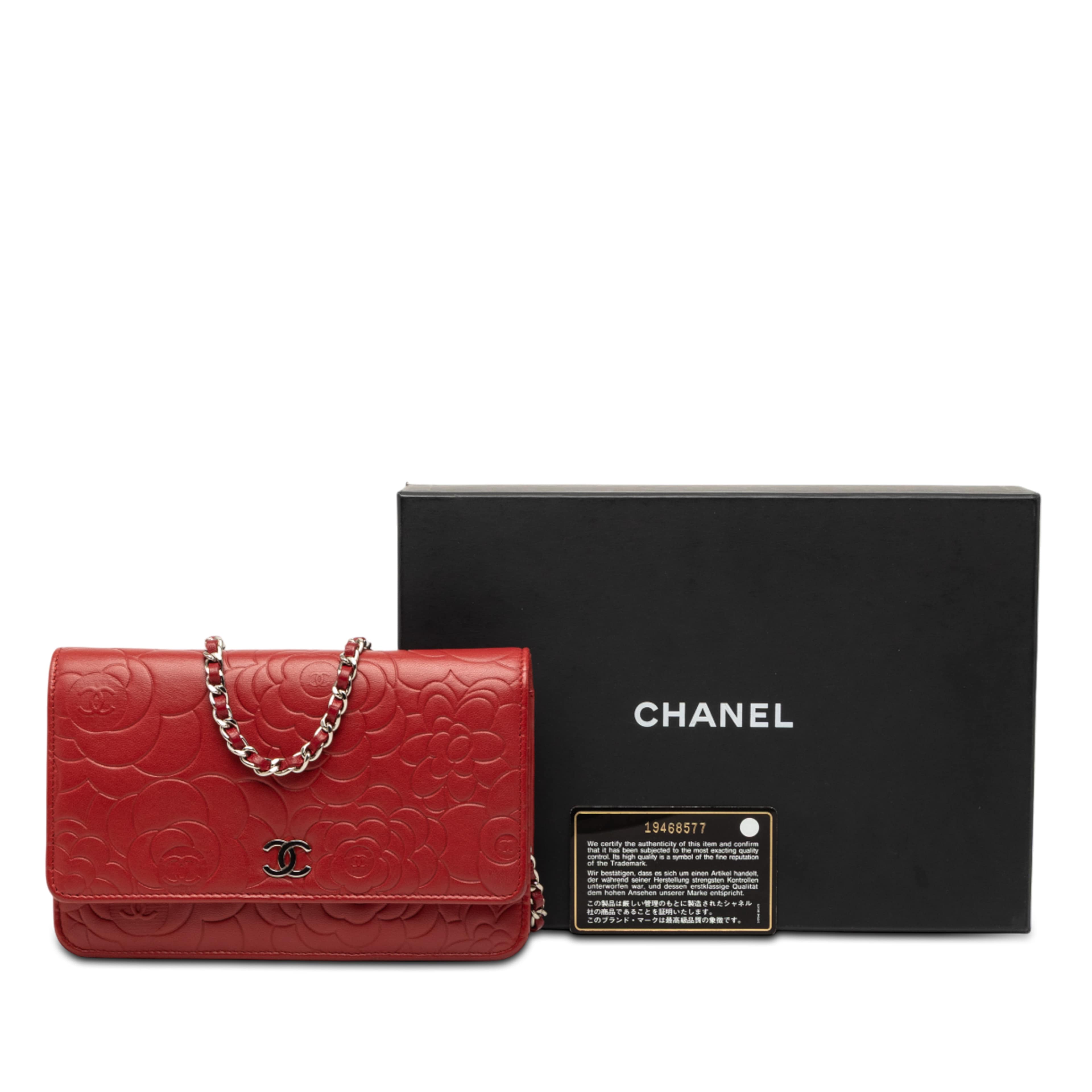 Chanel Cc Embossed Lambskin Camellia Wallet On Chain, från Luxclusif, i färgen röd. Klicka för att öppna bilden i stort format