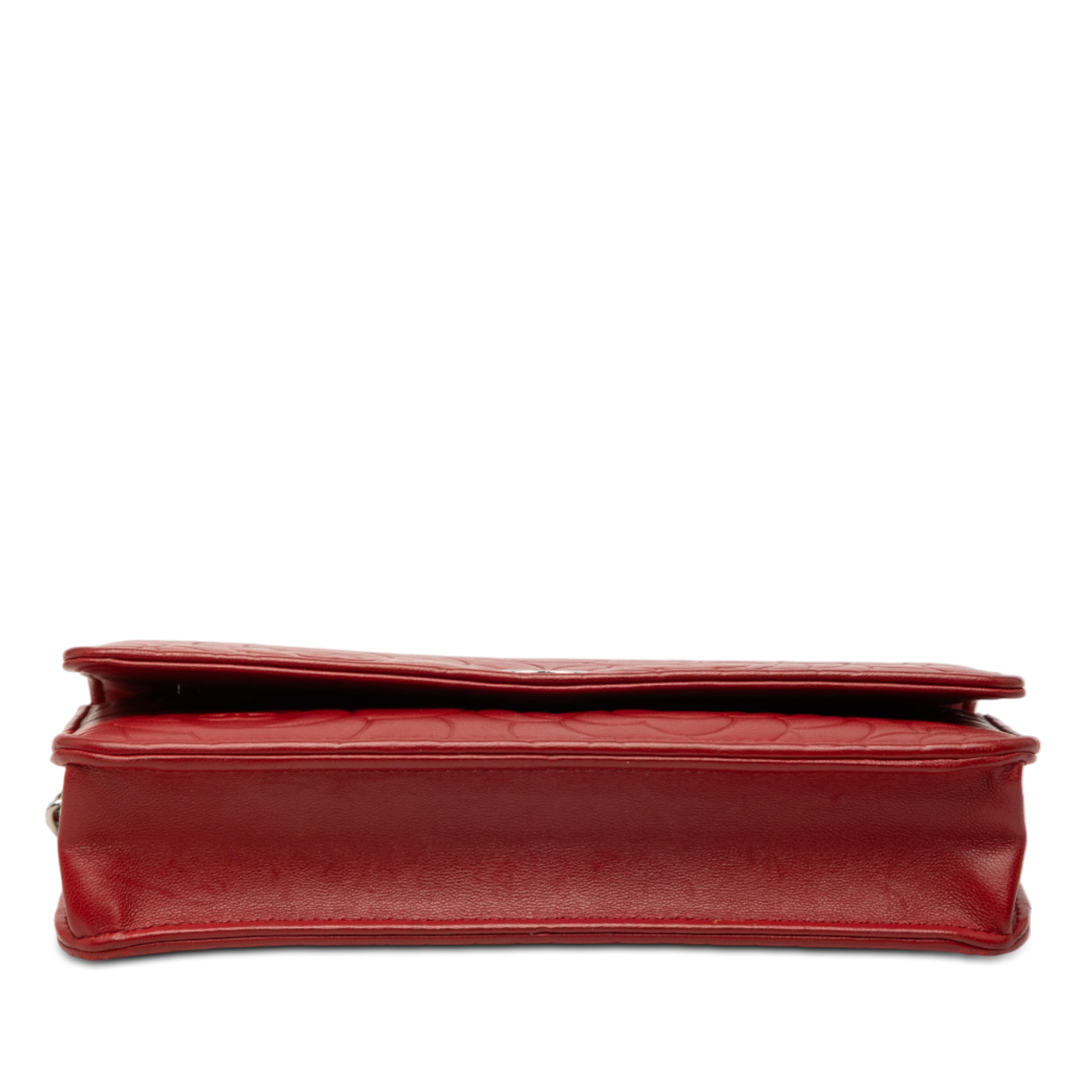 Chanel Cc Embossed Lambskin Camellia Wallet On Chain, från Luxclusif, i färgen röd. Klicka för att öppna bilden i stort format