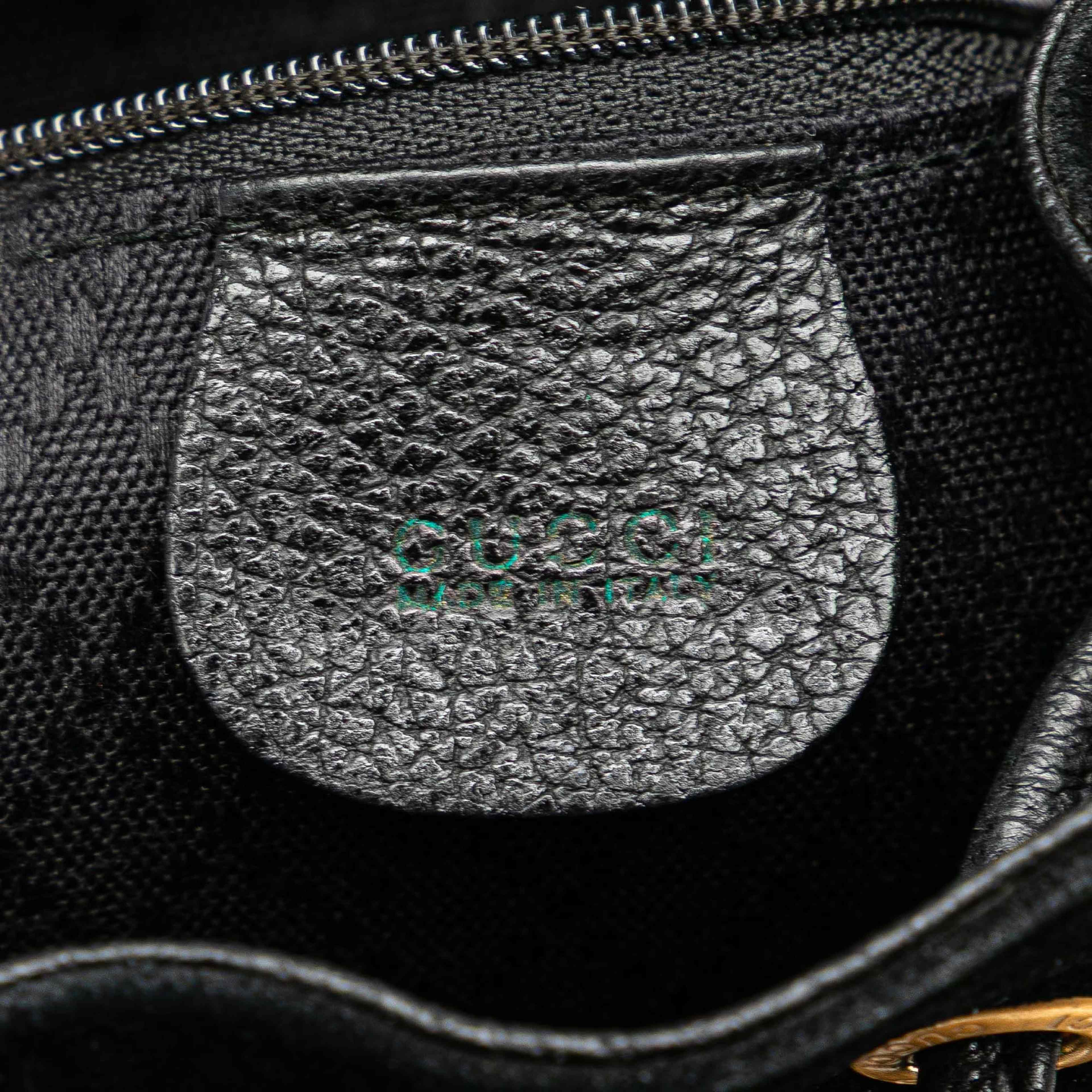 Gucci Suede Bamboo Backpack, från Luxclusif, i färgen black. Klicka för att öppna bilden i stort format