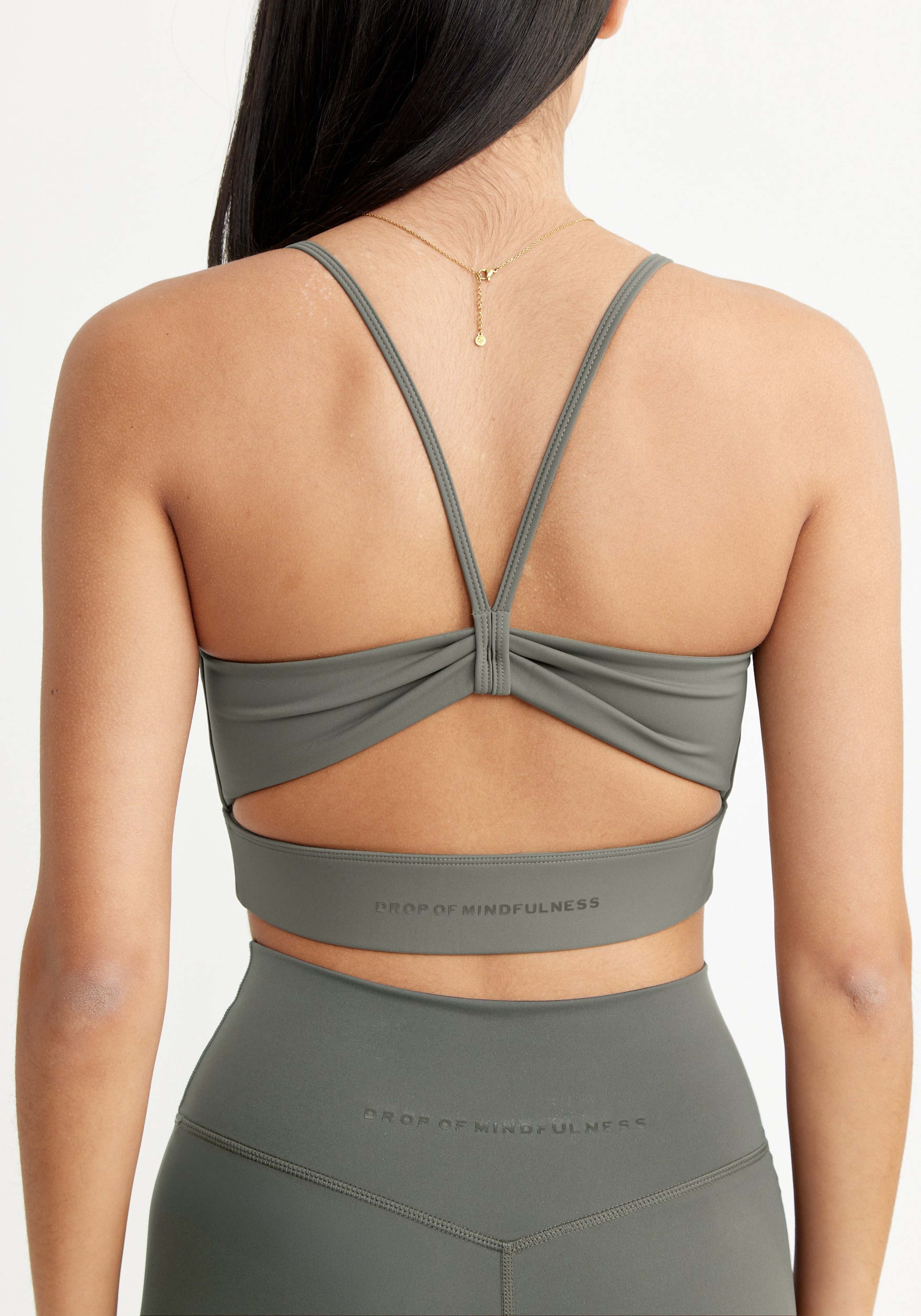 Ultimate Open Back Sports Bra Khaki, från Drop of Mindfulness, i färgen khaki. Klicka för att öppna bilden i stort format