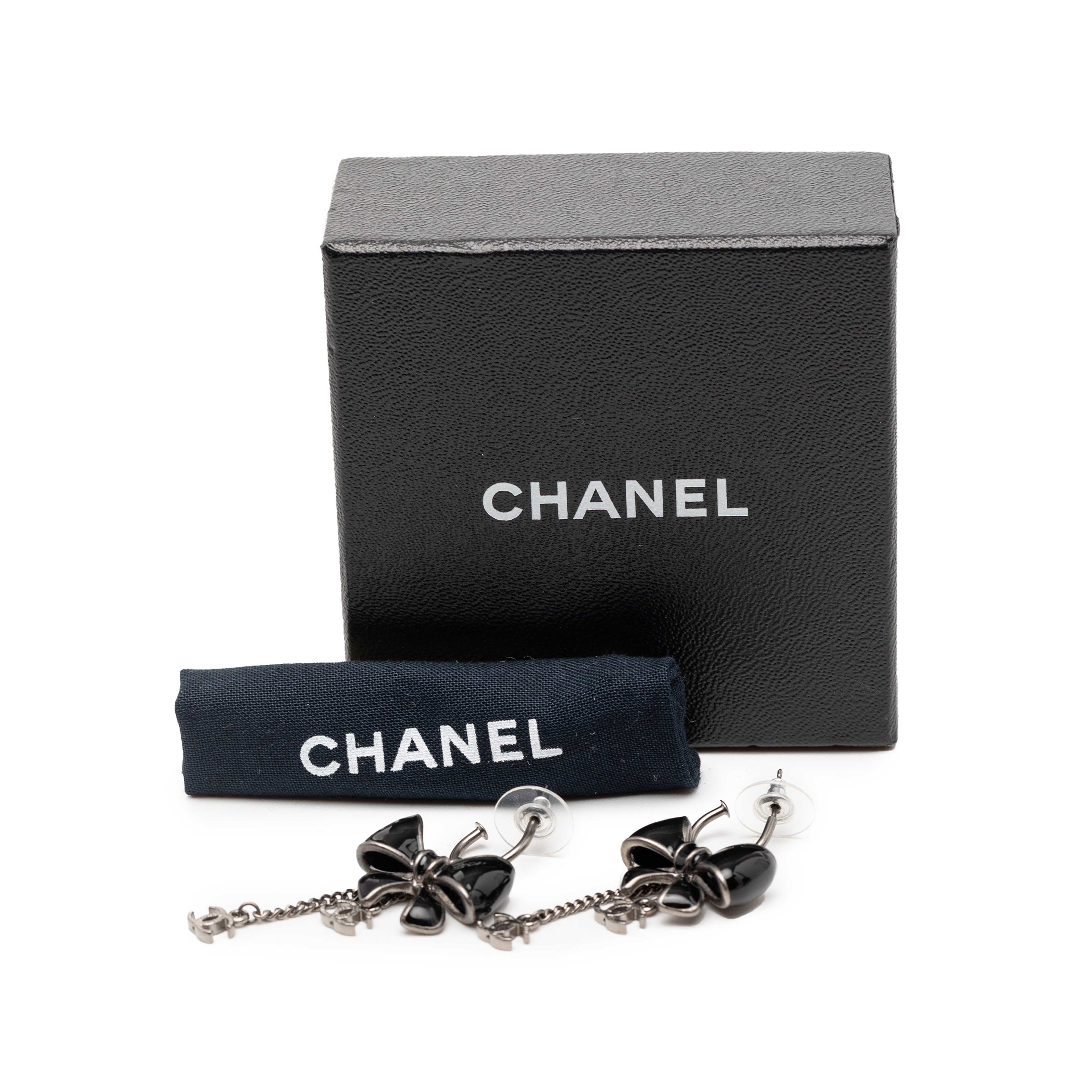 Chanel Enamel Cc Bow Ribbon Fishhook Wires Earrings, från Luxclusif, i färgen black. Klicka för att öppna bilden i stort format
