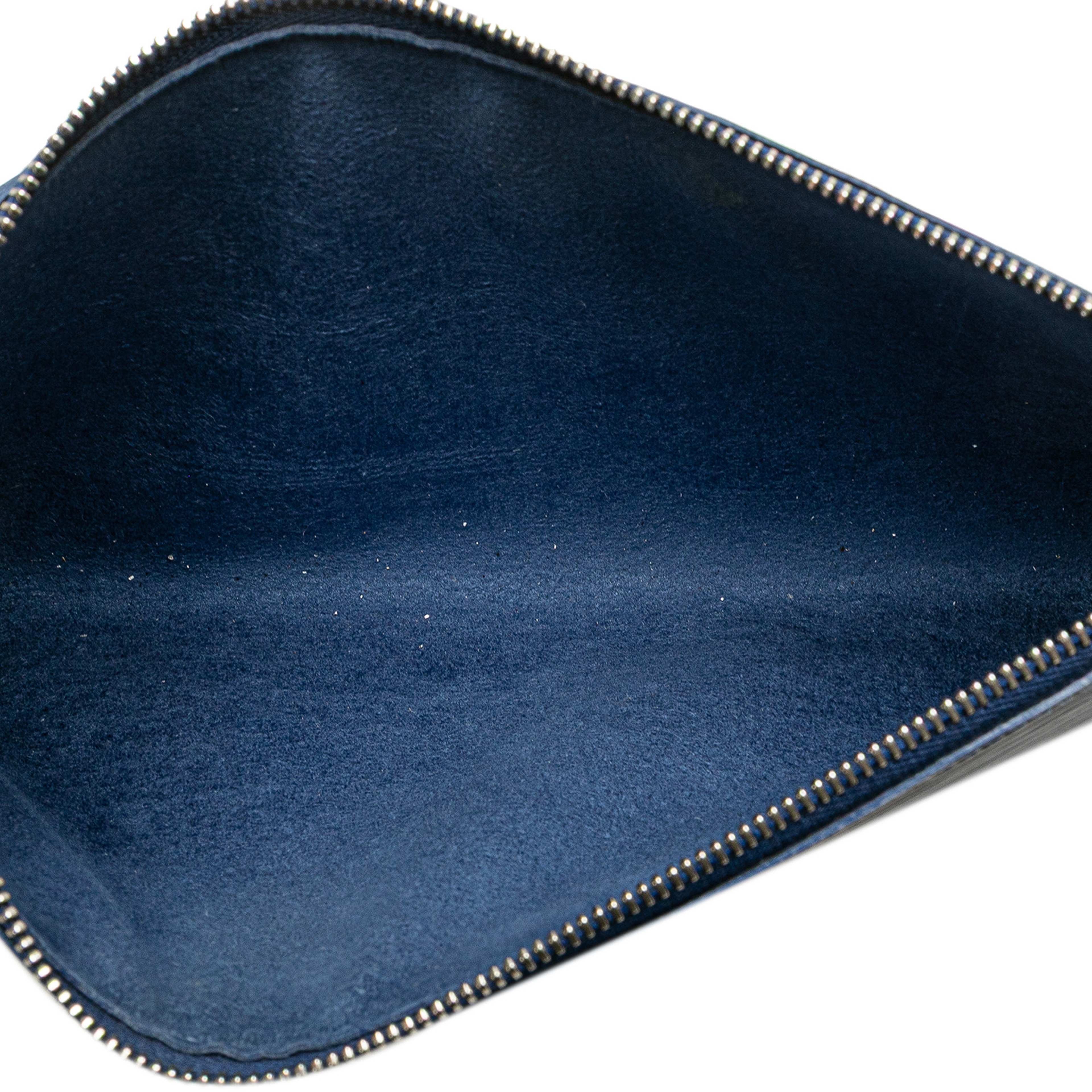 Louis Vuitton Epi Pochette Accessoires, från Luxclusif, i färgen blue. Klicka för att öppna bilden i stort format