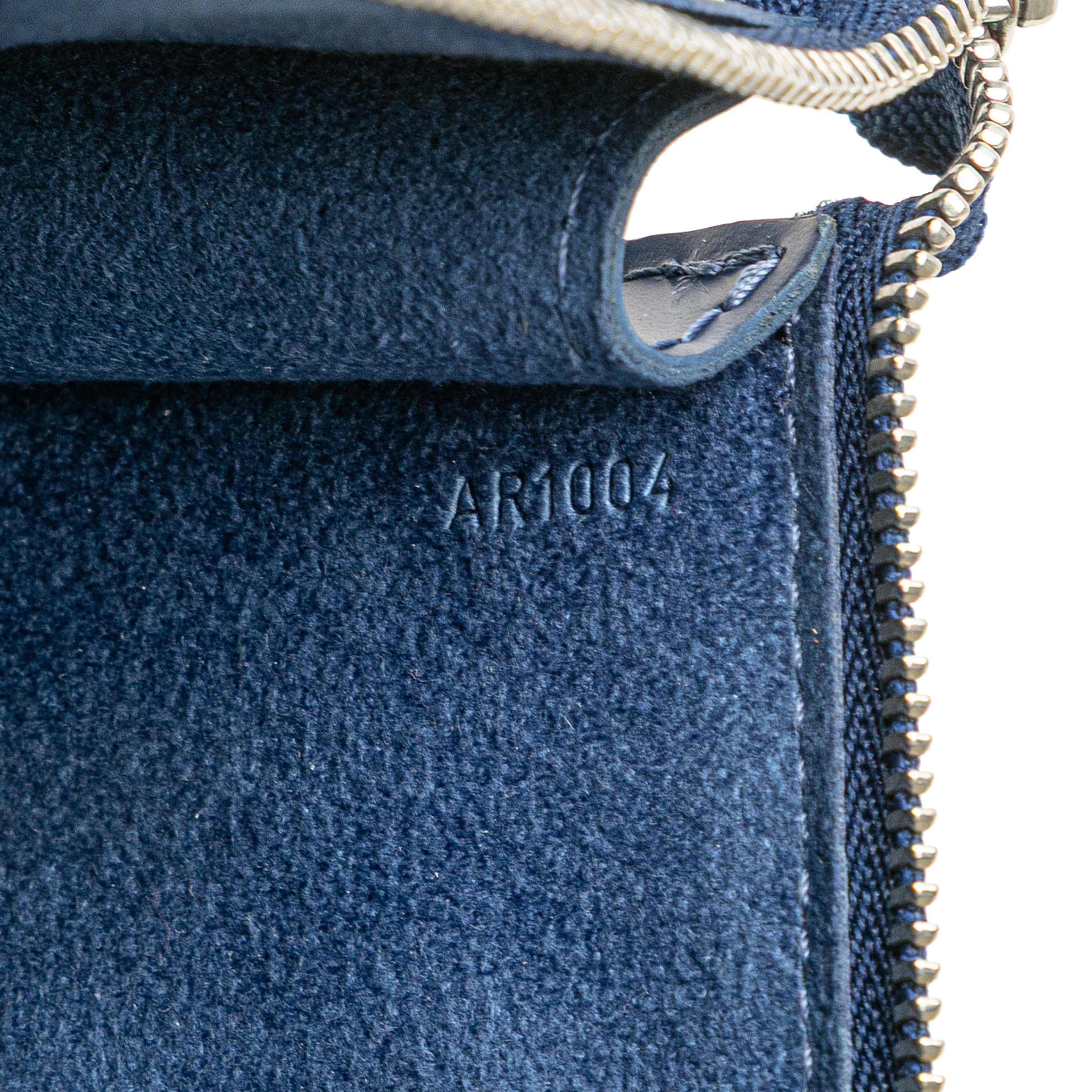 Louis Vuitton Epi Pochette Accessoires, från Luxclusif, i färgen blue. Klicka för att öppna bilden i stort format